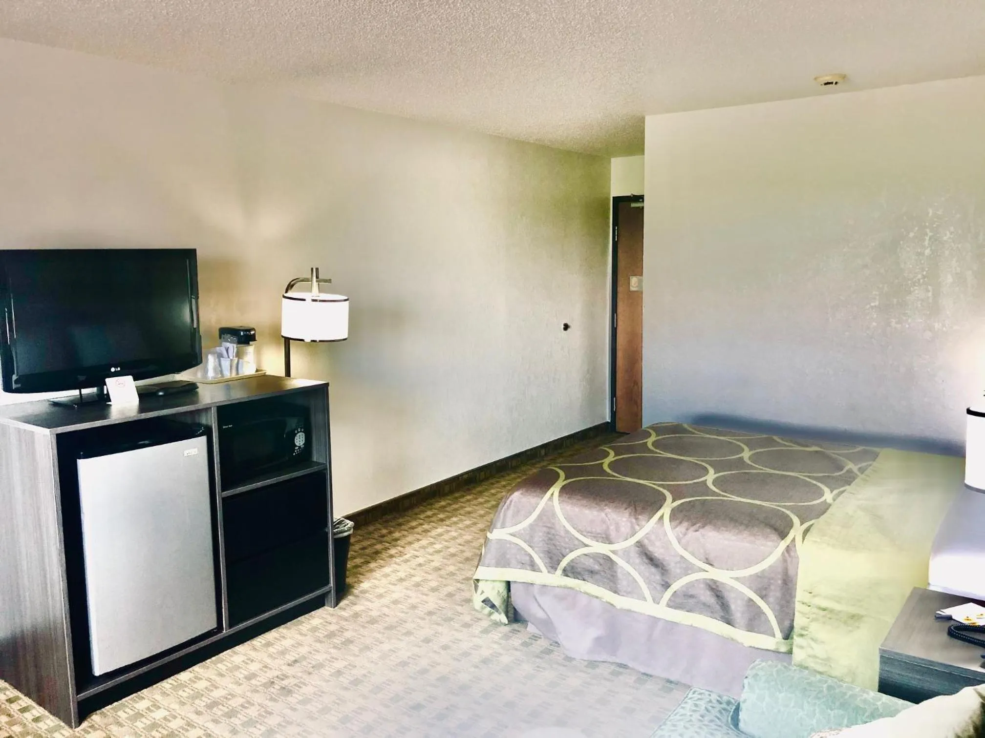 Photo of the whole room, Bed in Super 8 by Wyndham Peru Starved Rock State Park