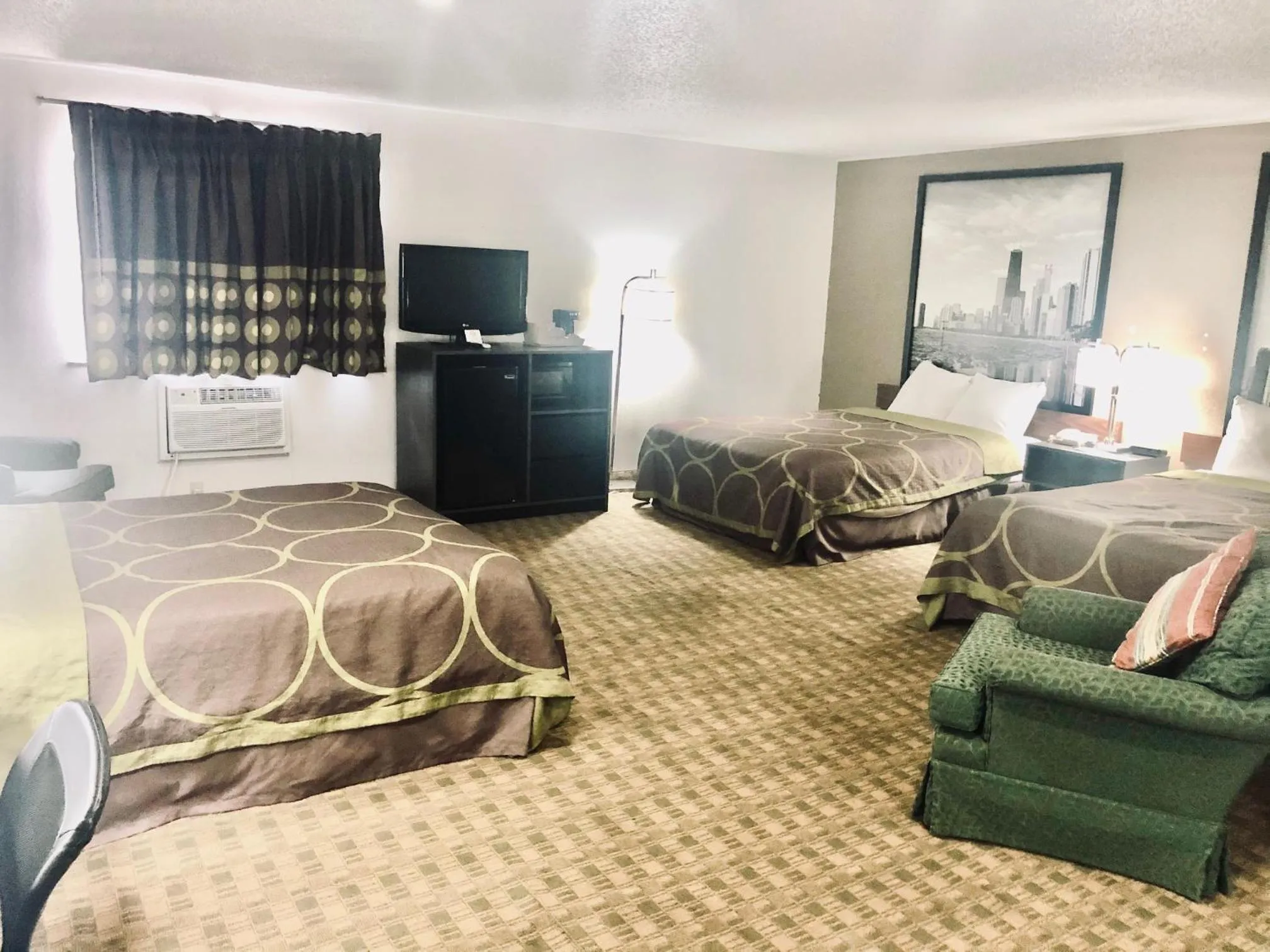 Photo of the whole room, Bed in Super 8 by Wyndham Peru Starved Rock State Park