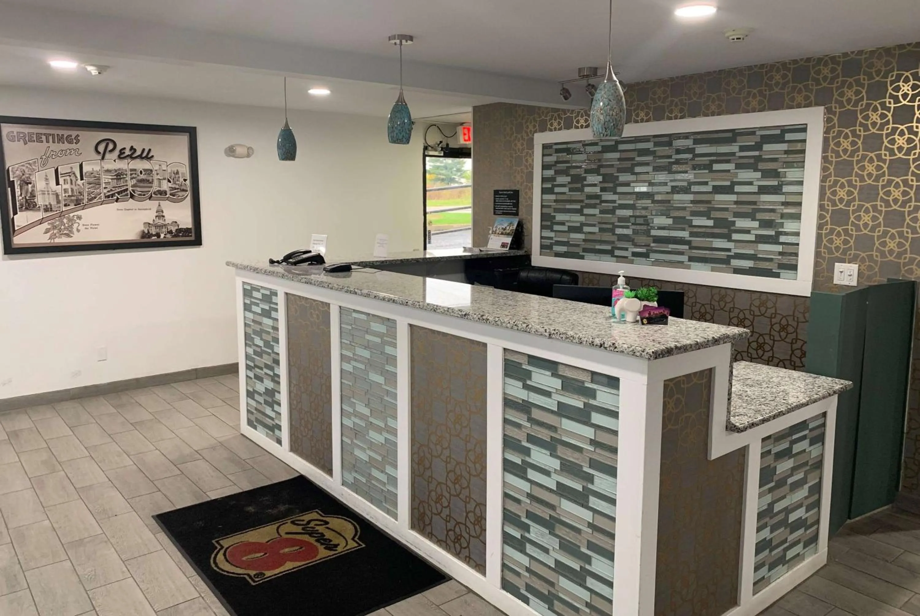 Lobby or reception in Super 8 by Wyndham Peru Starved Rock State Park