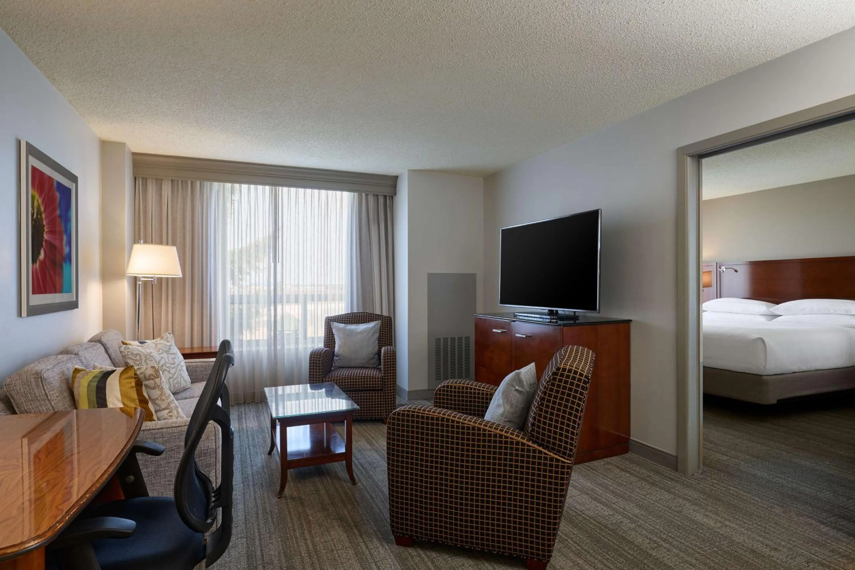 Living room, Bed in Marriott Minneapolis Airport