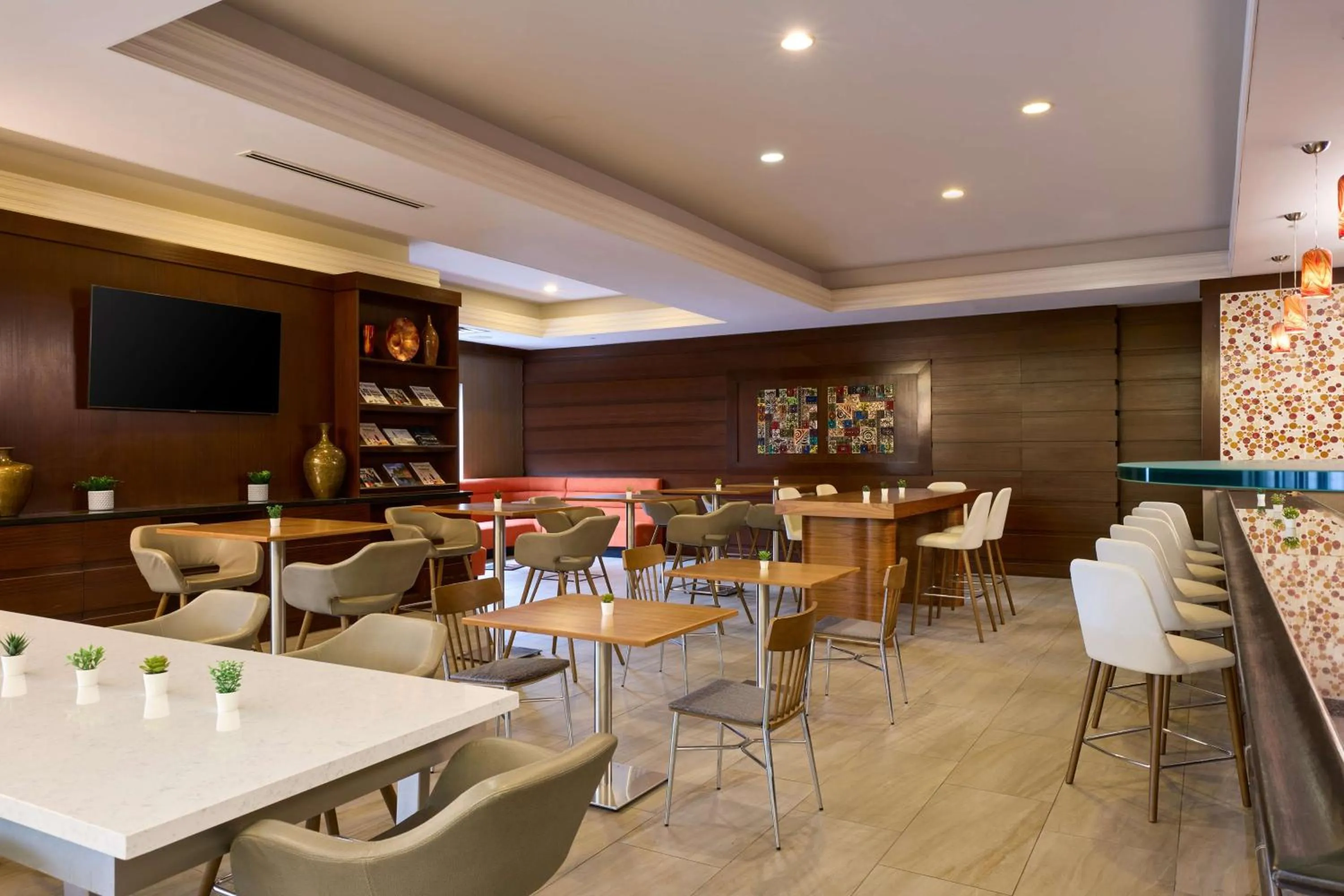 Restaurant/places to eat in Marriott Minneapolis Airport