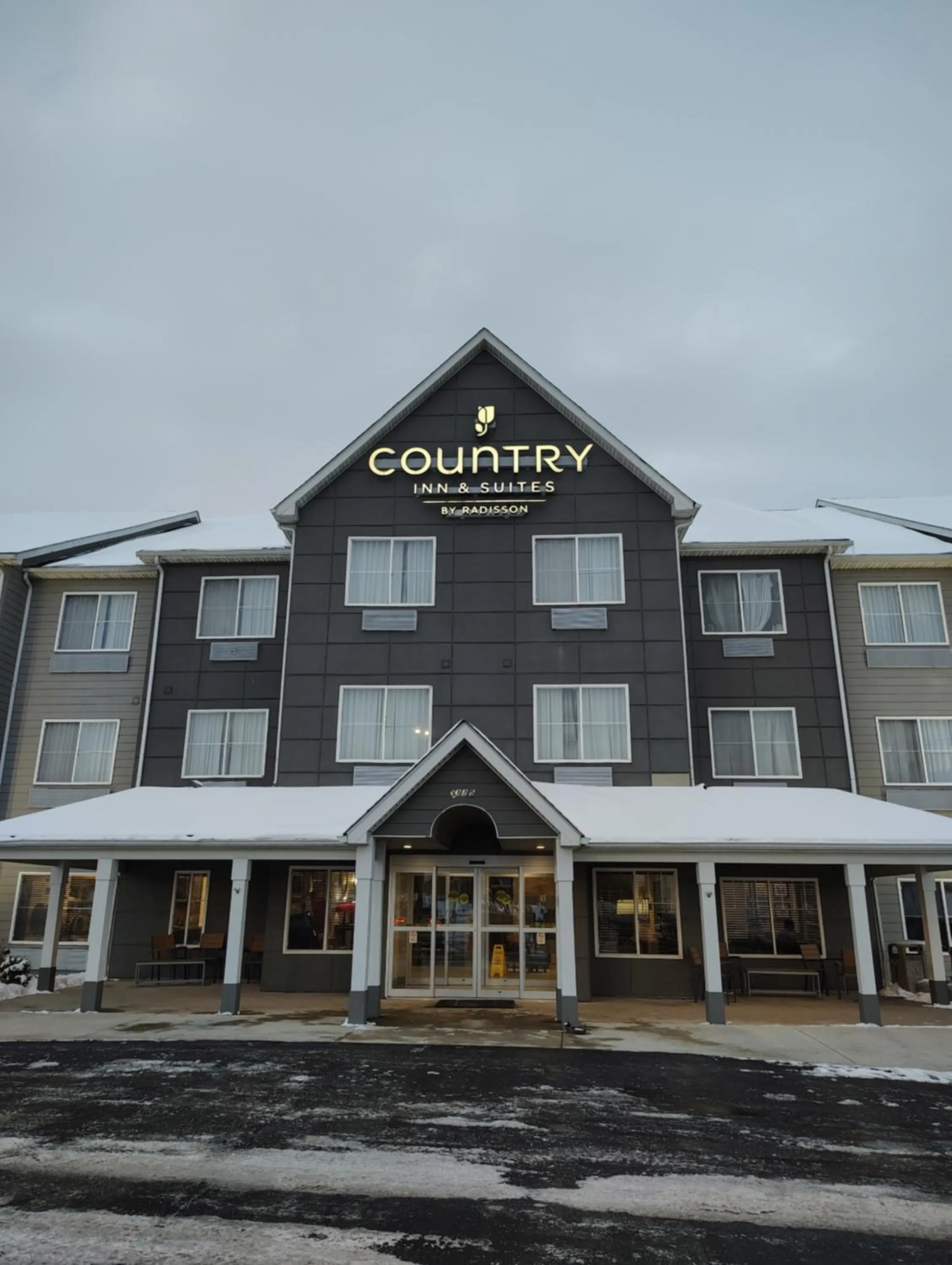 Property building in Country Inn & Suites by Radisson, Indianapolis South, IN