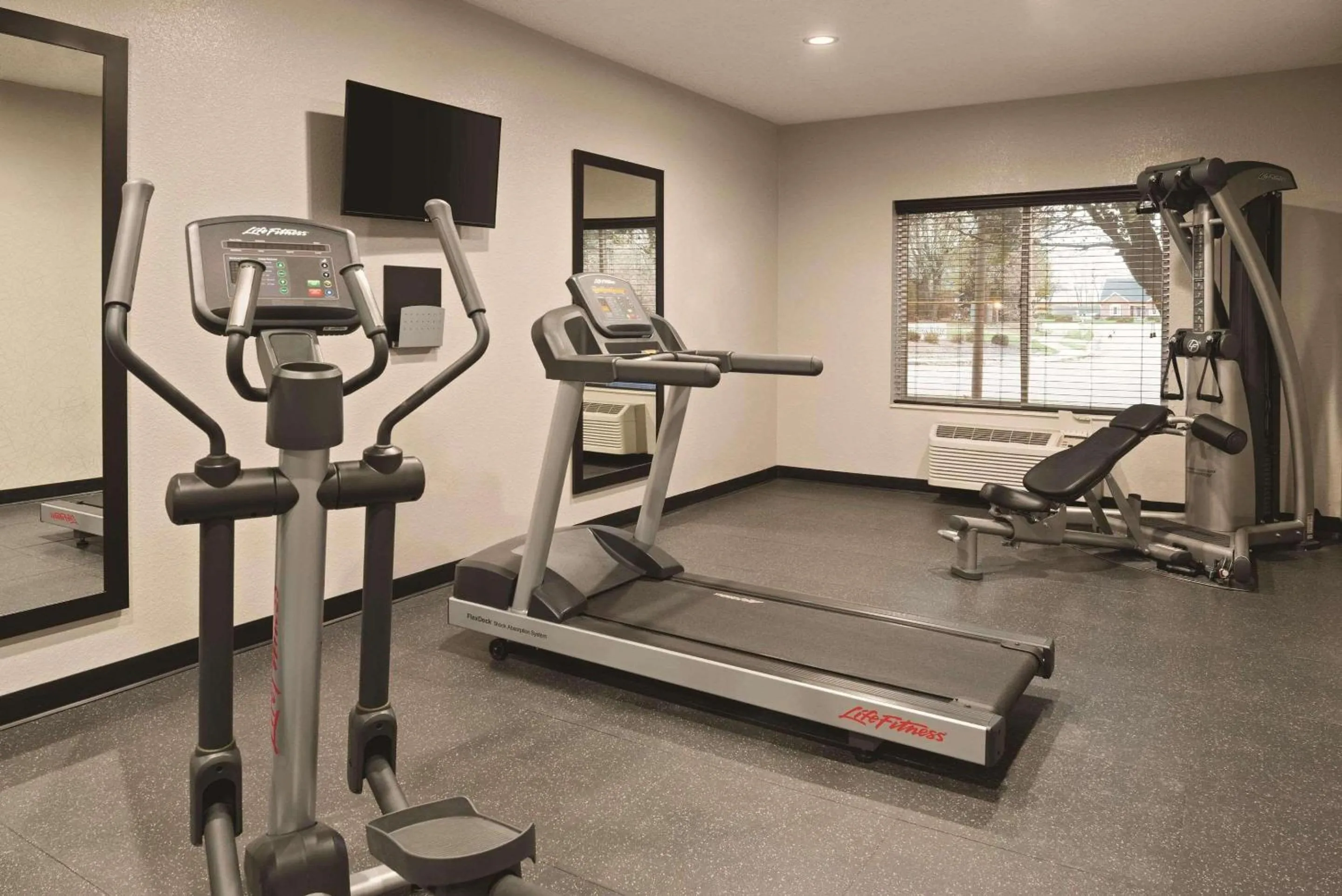 Fitness centre/facilities in Country Inn & Suites by Radisson, Indianapolis South, IN