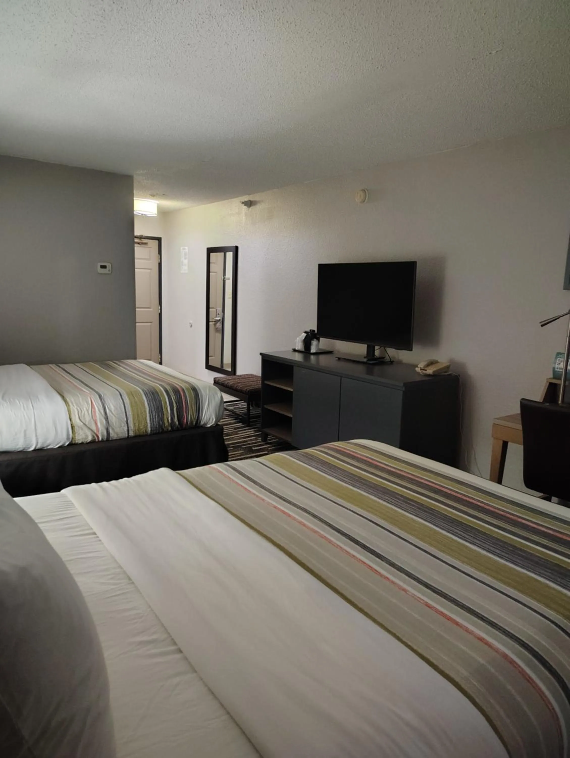 Bed in Country Inn & Suites by Radisson, Indianapolis South, IN