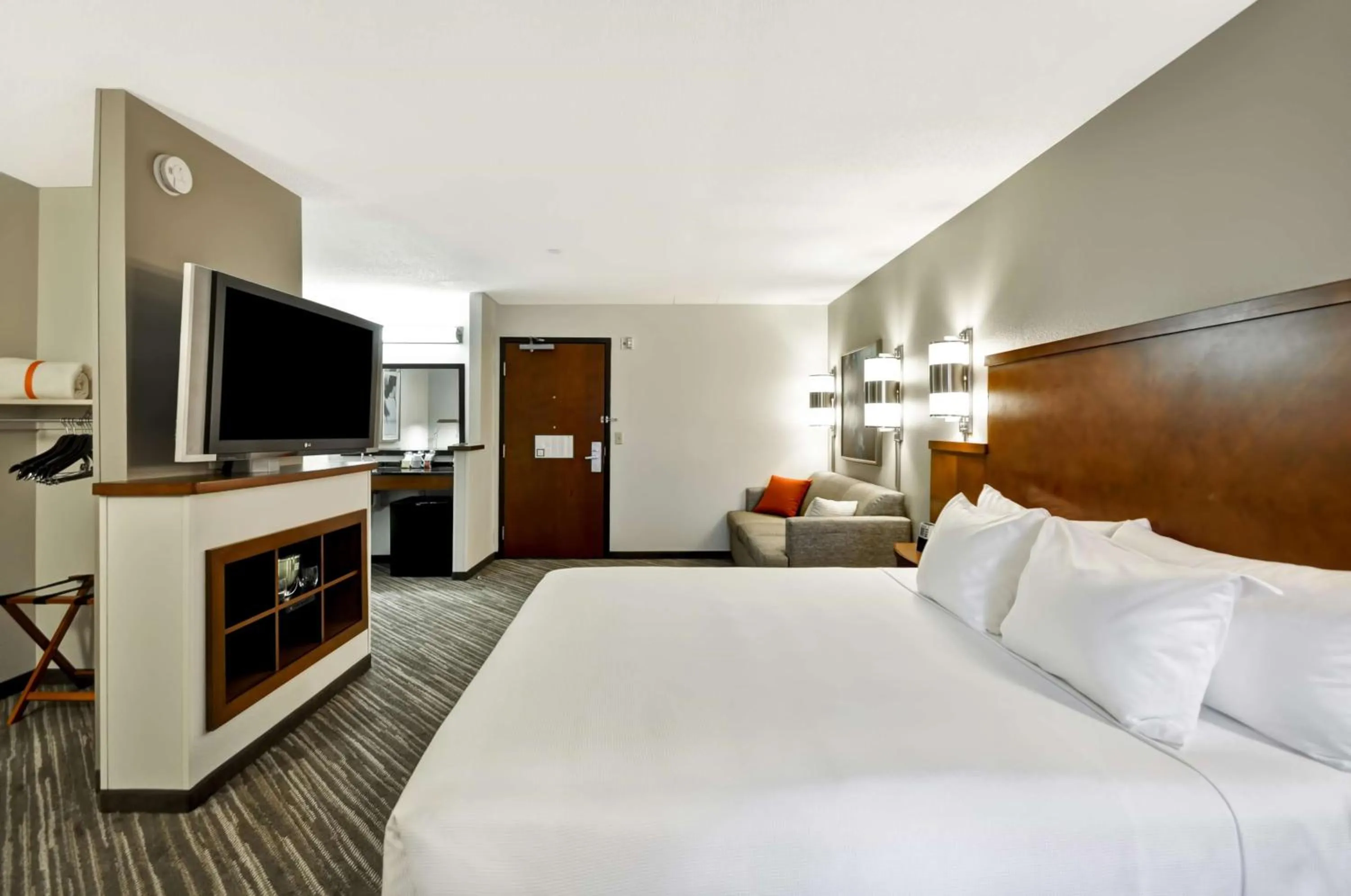 Photo of the whole room, Bed in Hyatt Place Minneapolis Airport South