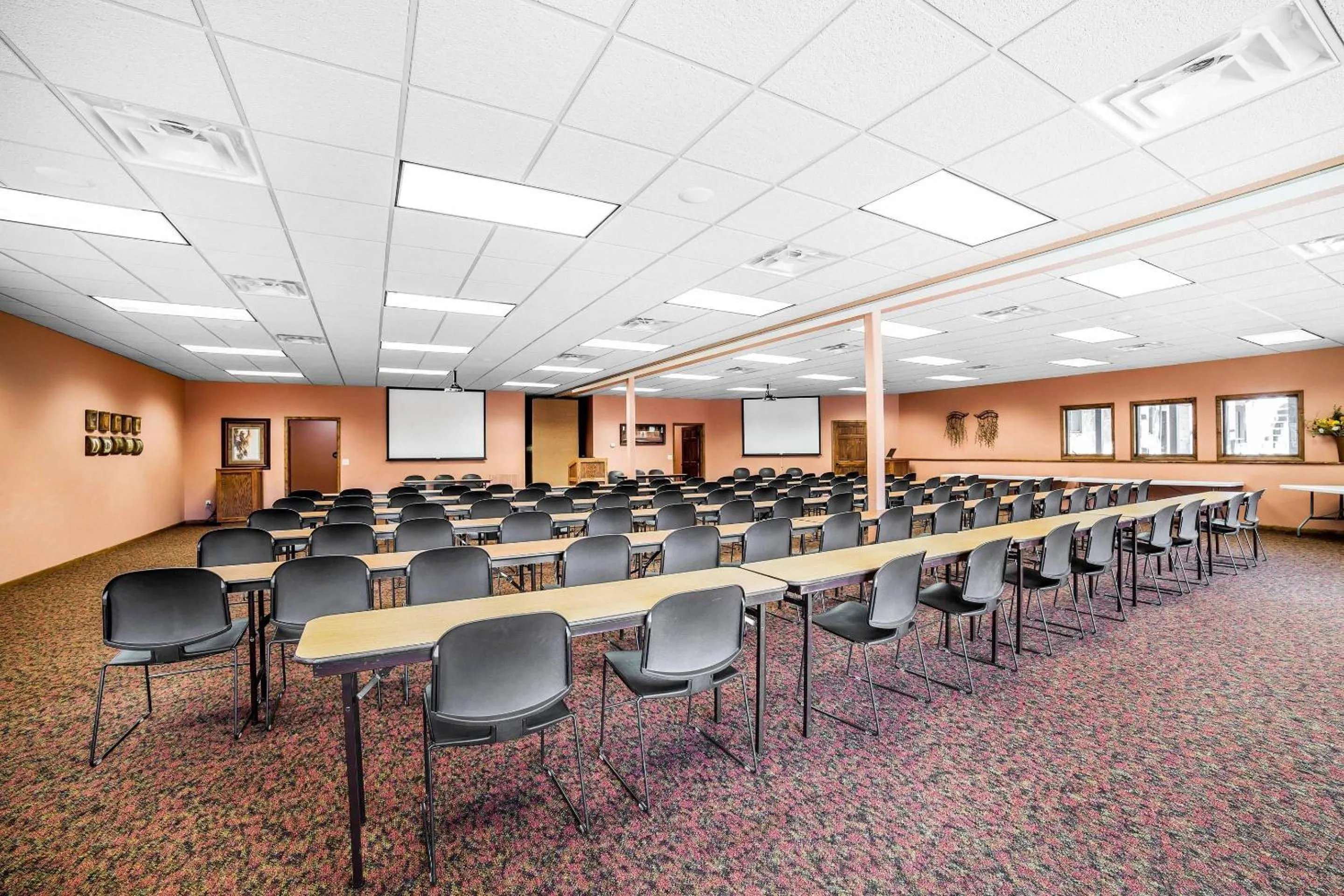 Meeting/conference room in K Bar S Lodge, an Ascend Collection Hotel