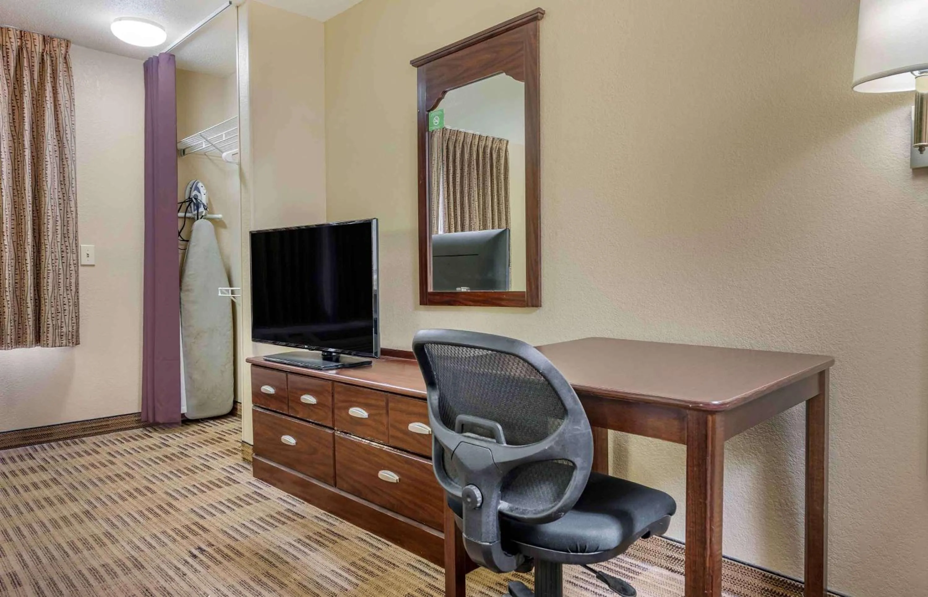 Bedroom in Extended Stay America Suites - Chicago - Buffalo Grove - Deerfield