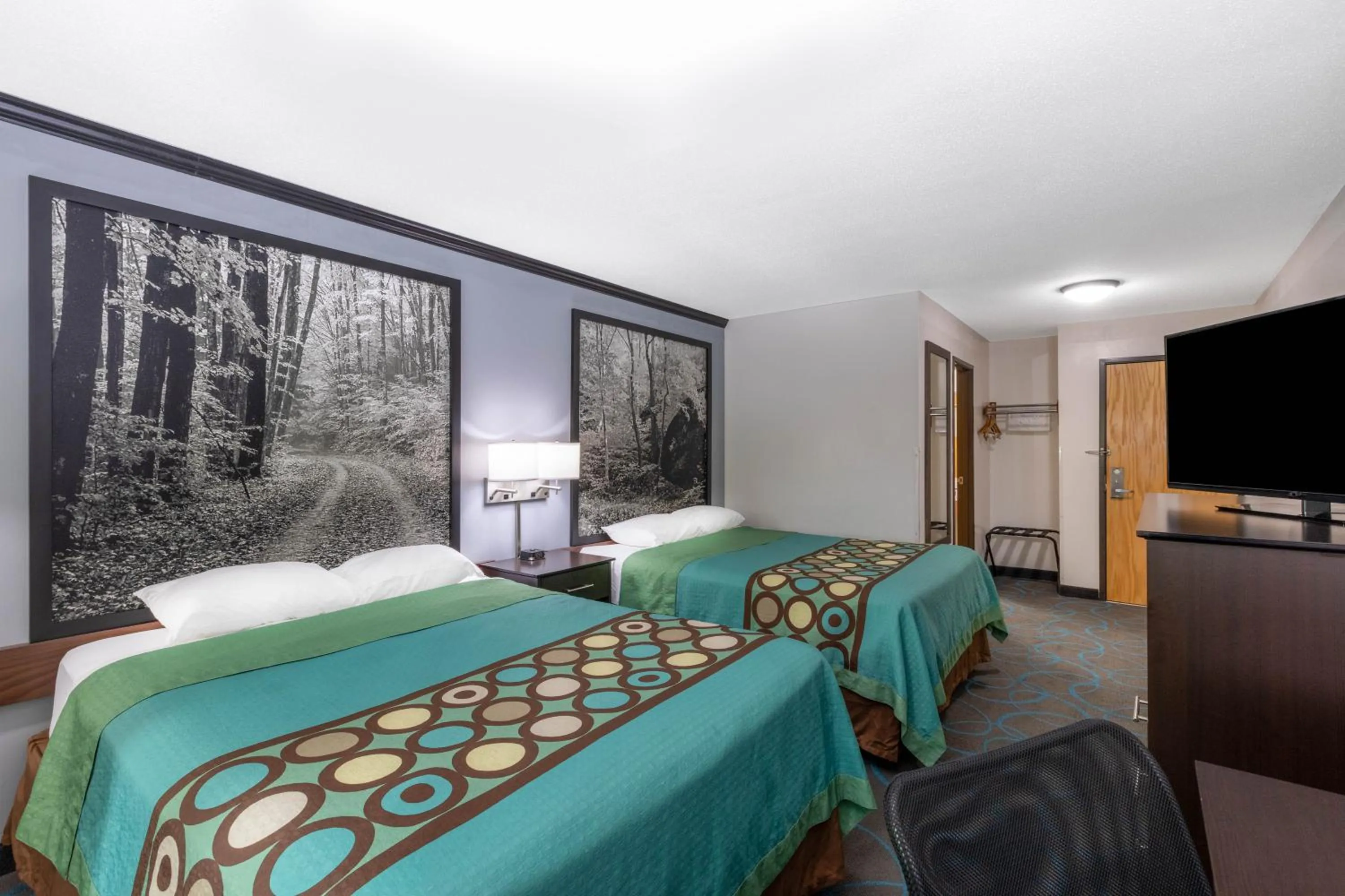 Photo of the whole room, Bed in Super 8 by Wyndham Duluth