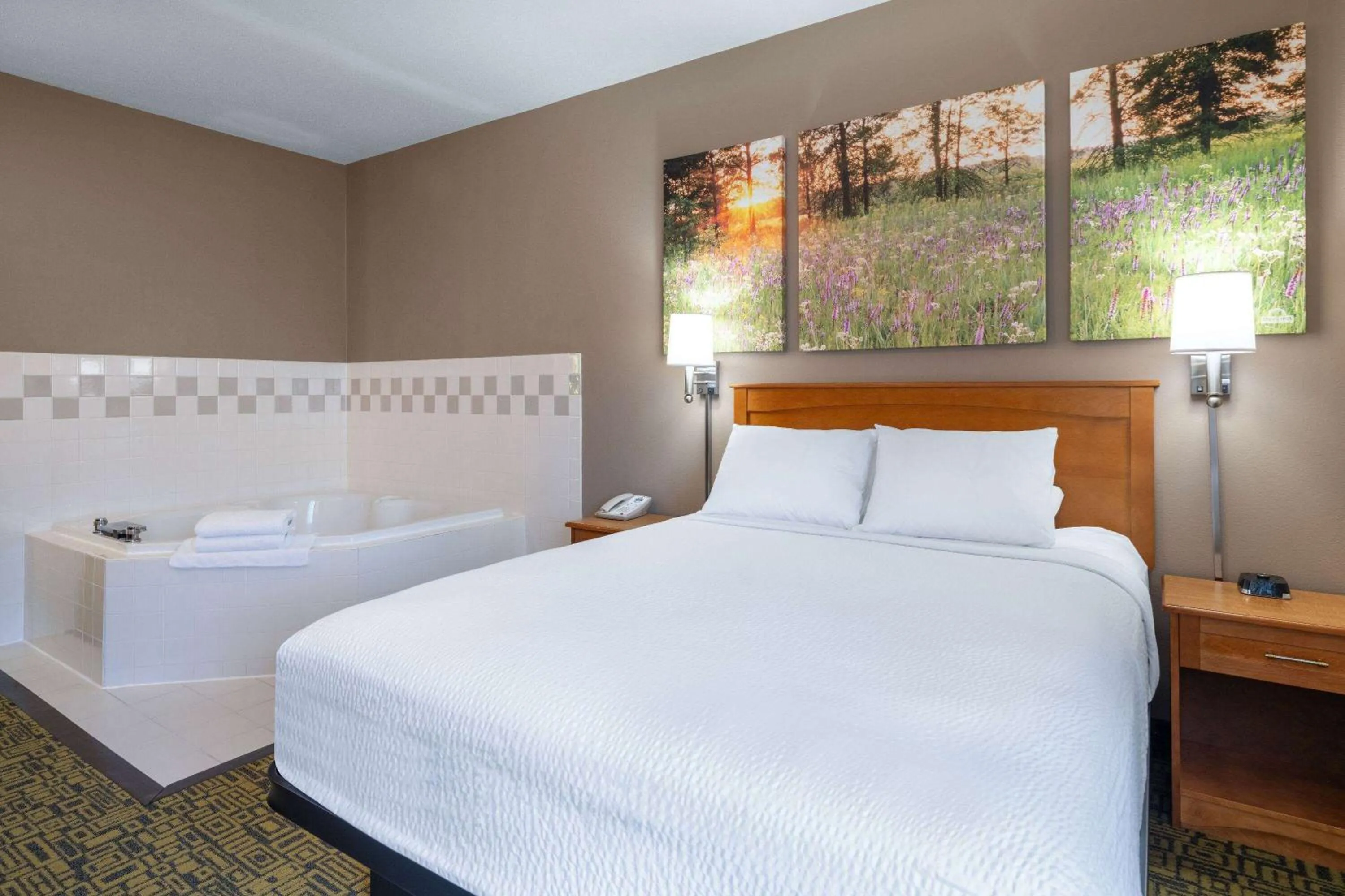Hot Tub, Bed in Days Inn & Suites by Wyndham Madison
