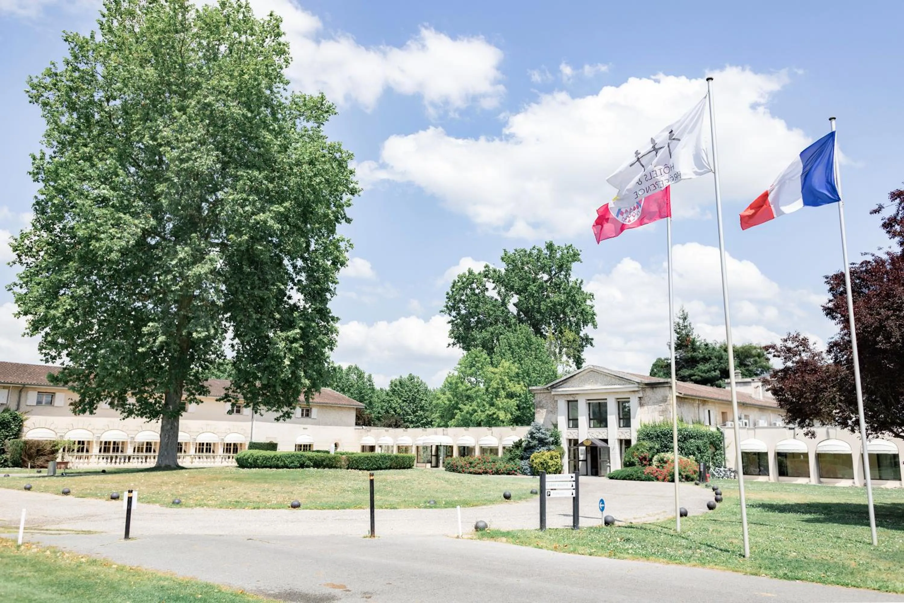 Facade/entrance in Relais de Margaux - Hôtel, Golf & Spa