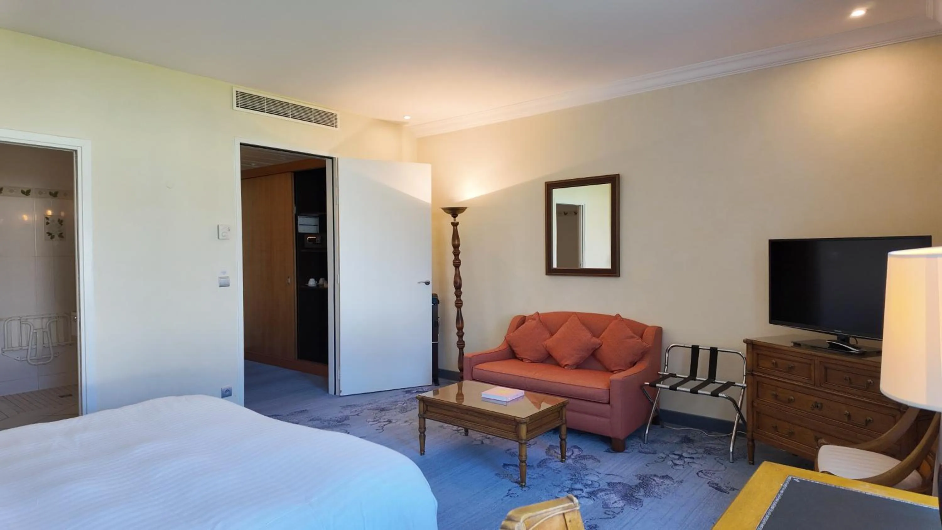 Photo of the whole room, Bed in Relais de Margaux - Hôtel, Golf & Spa