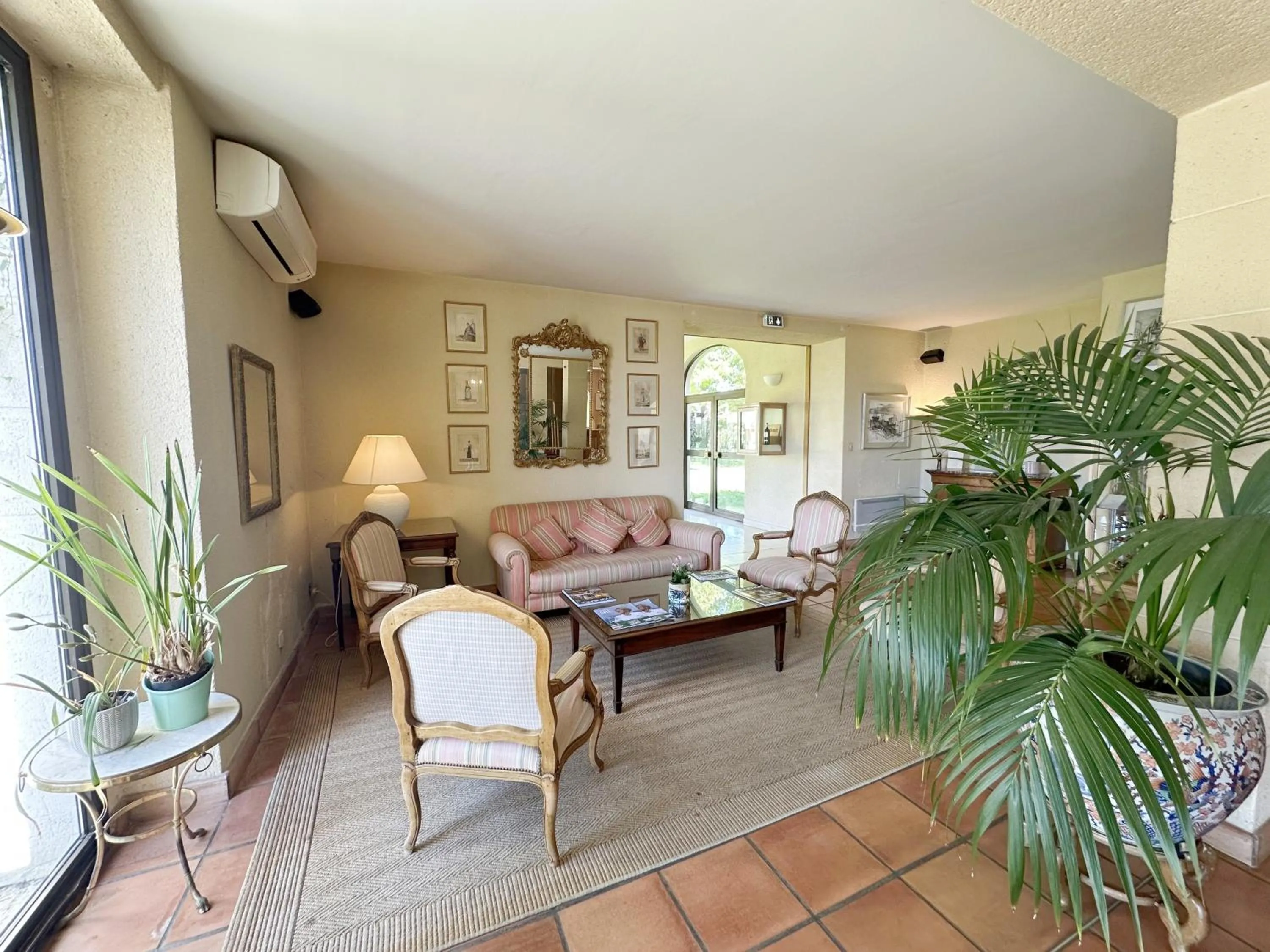 Lobby or reception in Relais de Margaux - Hôtel, Golf & Spa