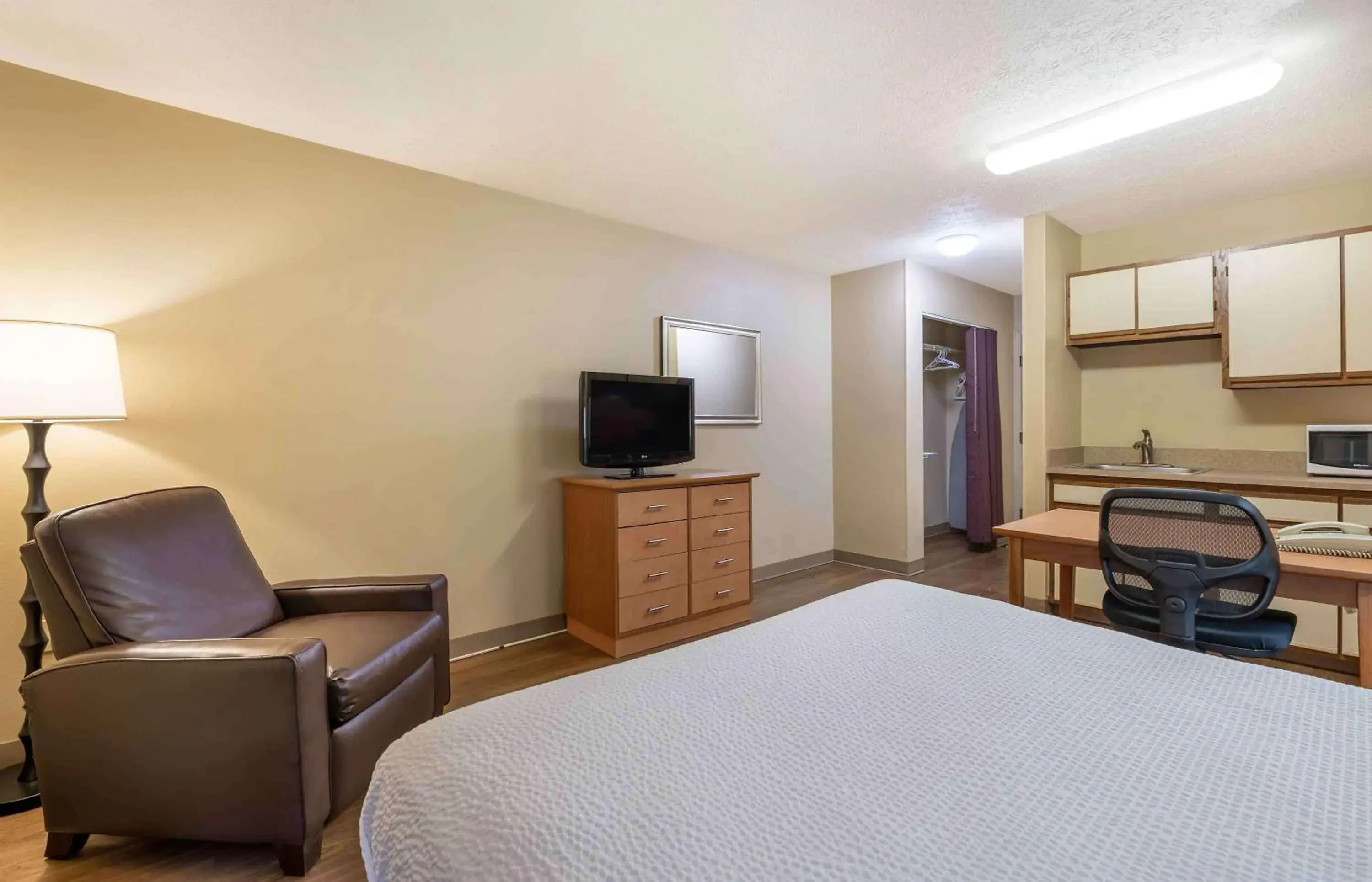1 Queen Bed | Suite, Non-Smoking, Kitchen in Studio 6 Extended stay Indianapolis, IN - North Carmel 1 Queen Bed | Suite, Non-Smoking, Kitchen in Studio 6 Extended stay Indianapolis, IN - North Carmel