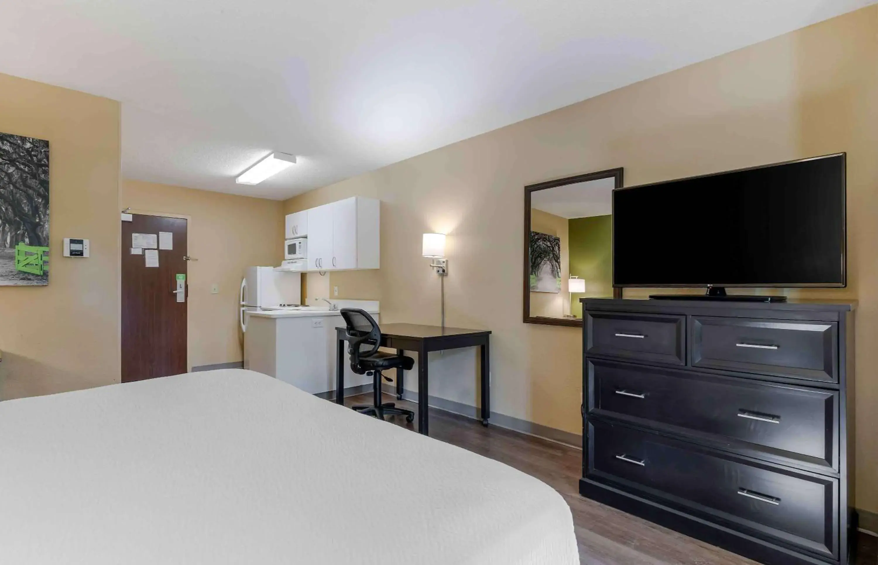 1 Queen Bed | Suite, Non-Smoking, Kitchen in Studio 6 Extended stay Indianapolis, IN - North Carmel 1 Queen Bed | Suite, Non-Smoking, Kitchen in Studio 6 Extended stay Indianapolis, IN - North Carmel