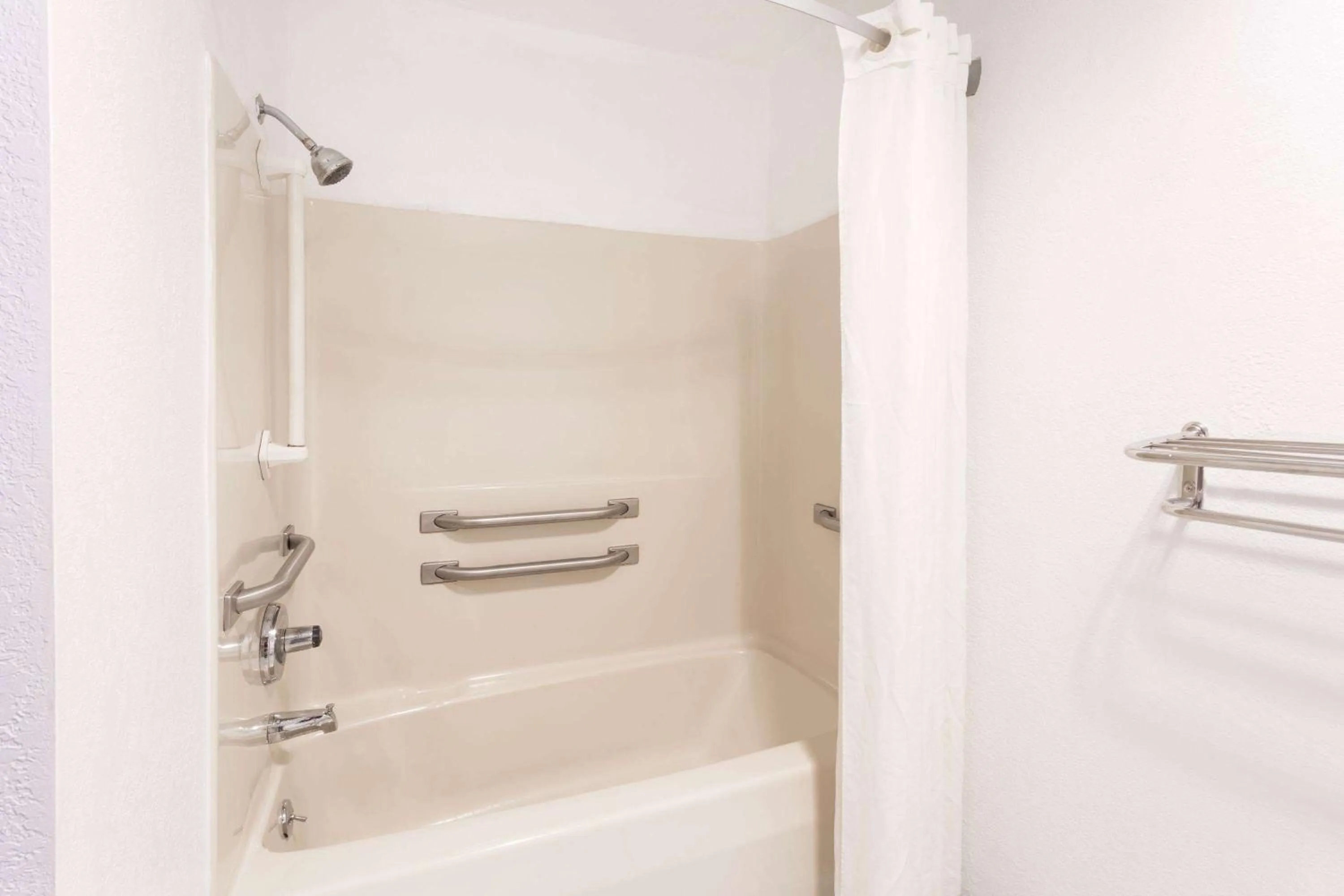 Bathroom in Super 8 by Wyndham Bourbonnais/Kankakee Area