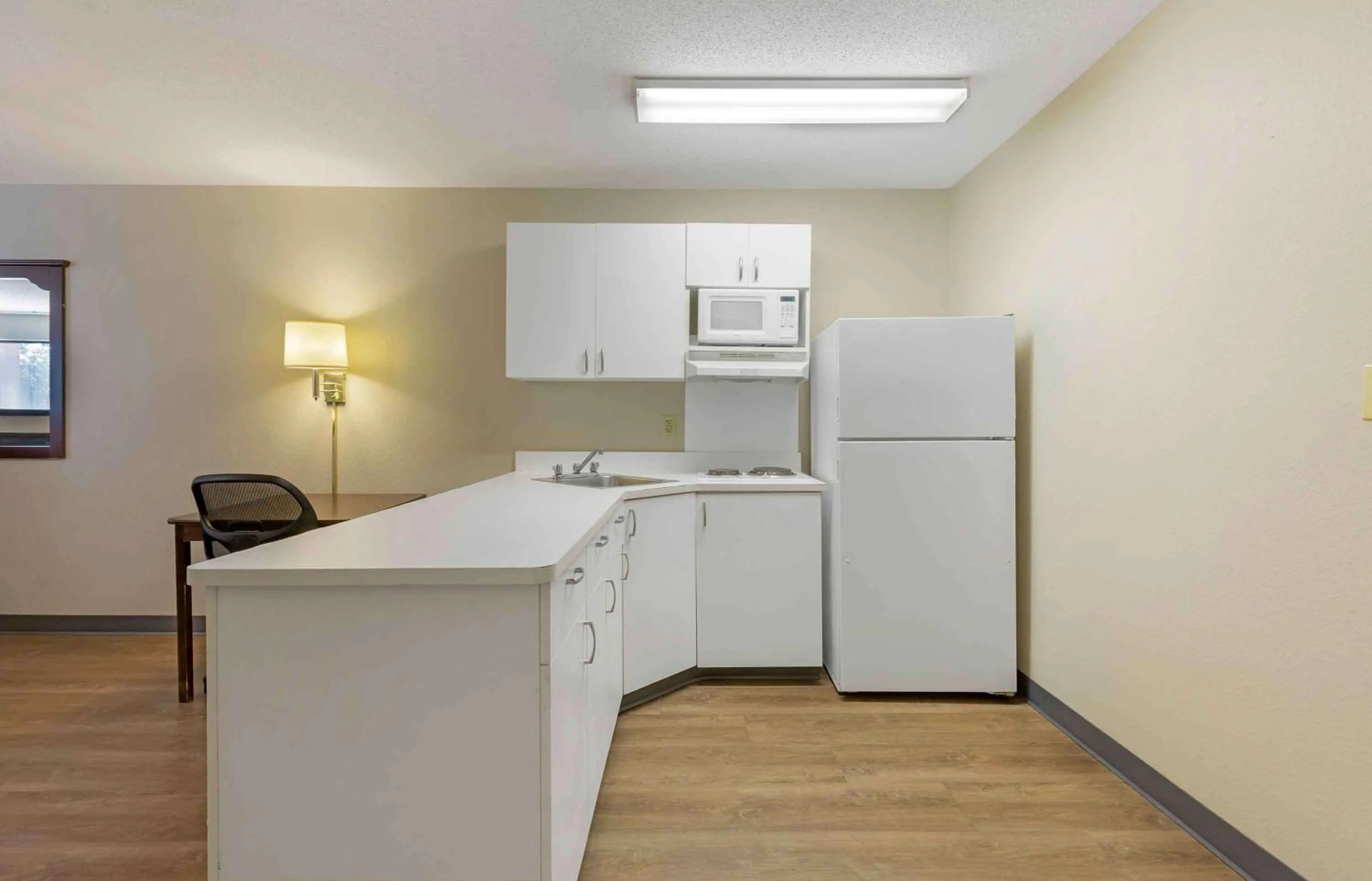 Kitchen or kitchenette in Extended Stay America Select Suites - Chicago - O'Hare