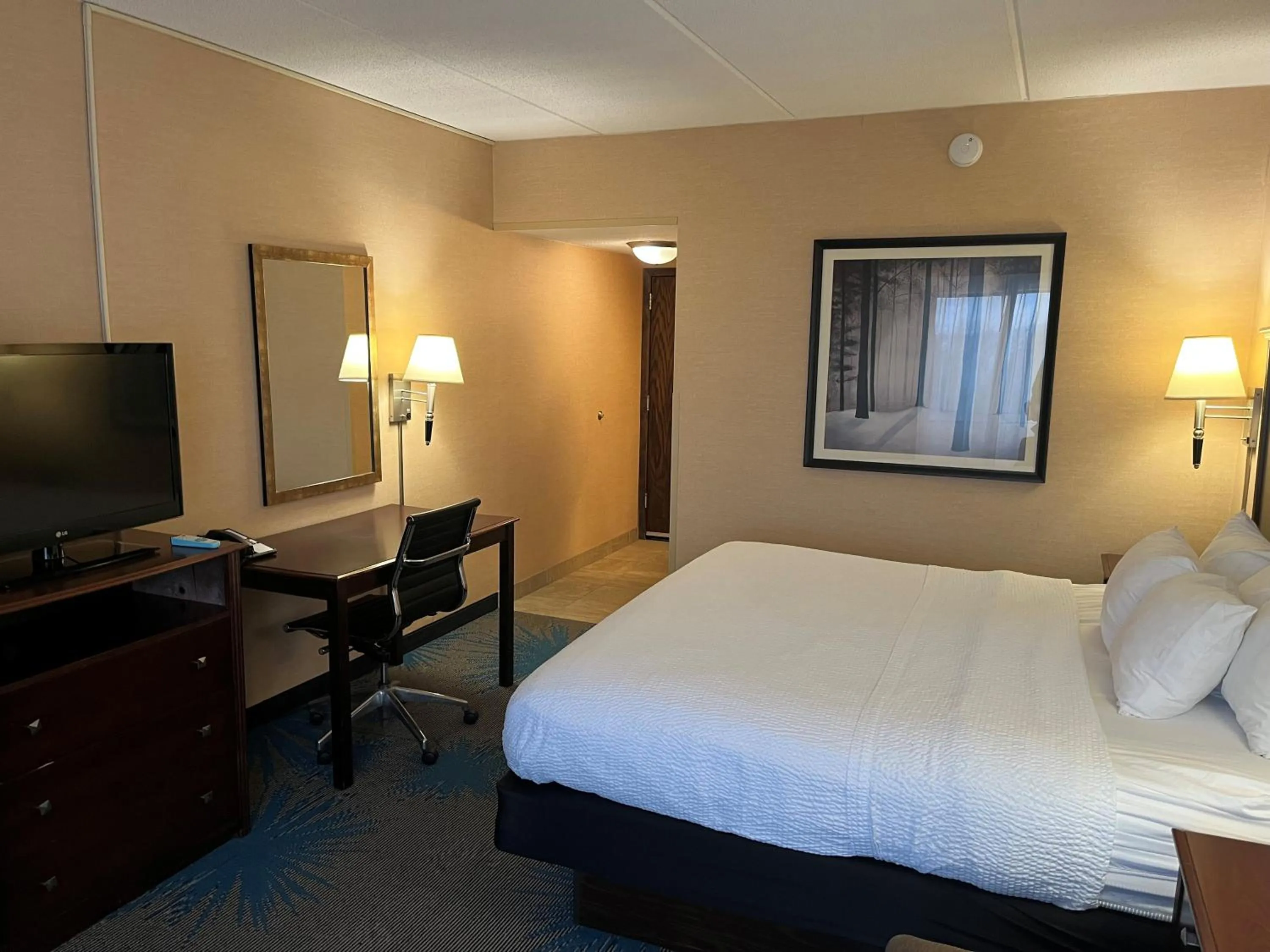 Guests, Bed in Days Inn by Wyndham Duluth Lakewalk