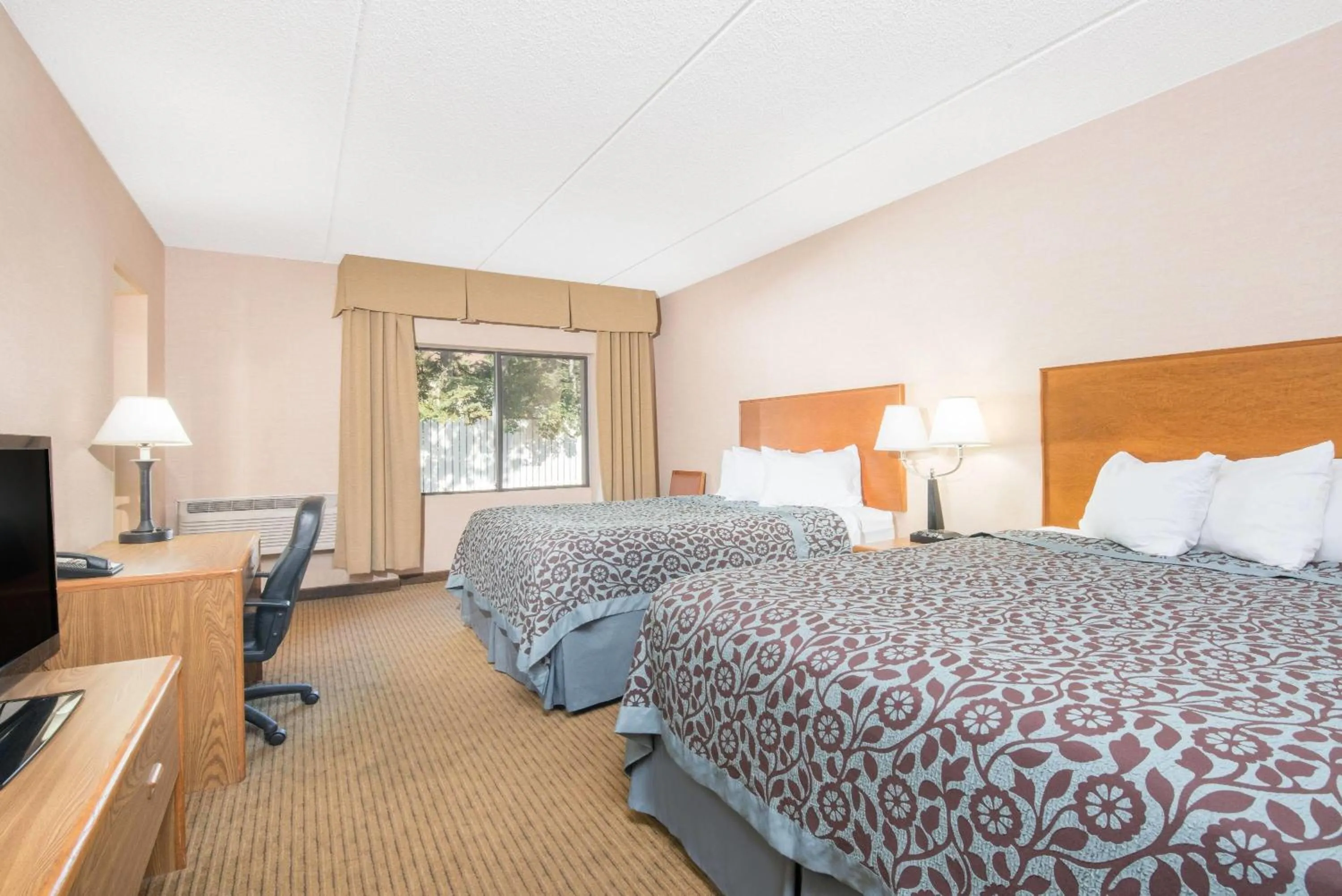 Photo of the whole room, Bed in Days Inn by Wyndham Duluth Lakewalk