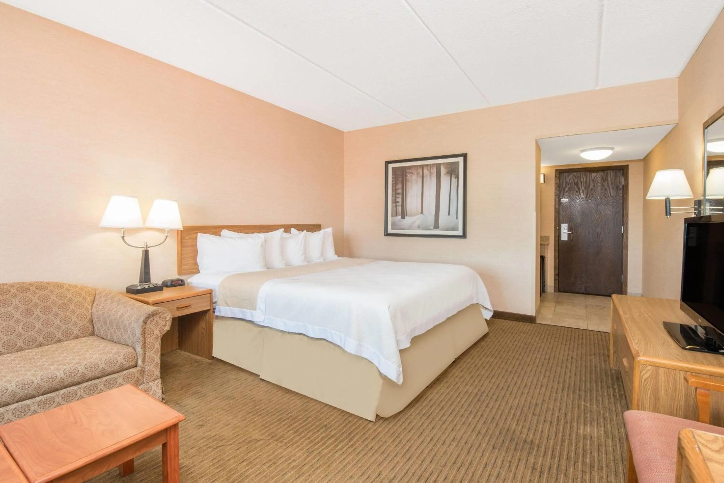 Photo of the whole room, Bed in Days Inn by Wyndham Duluth Lakewalk