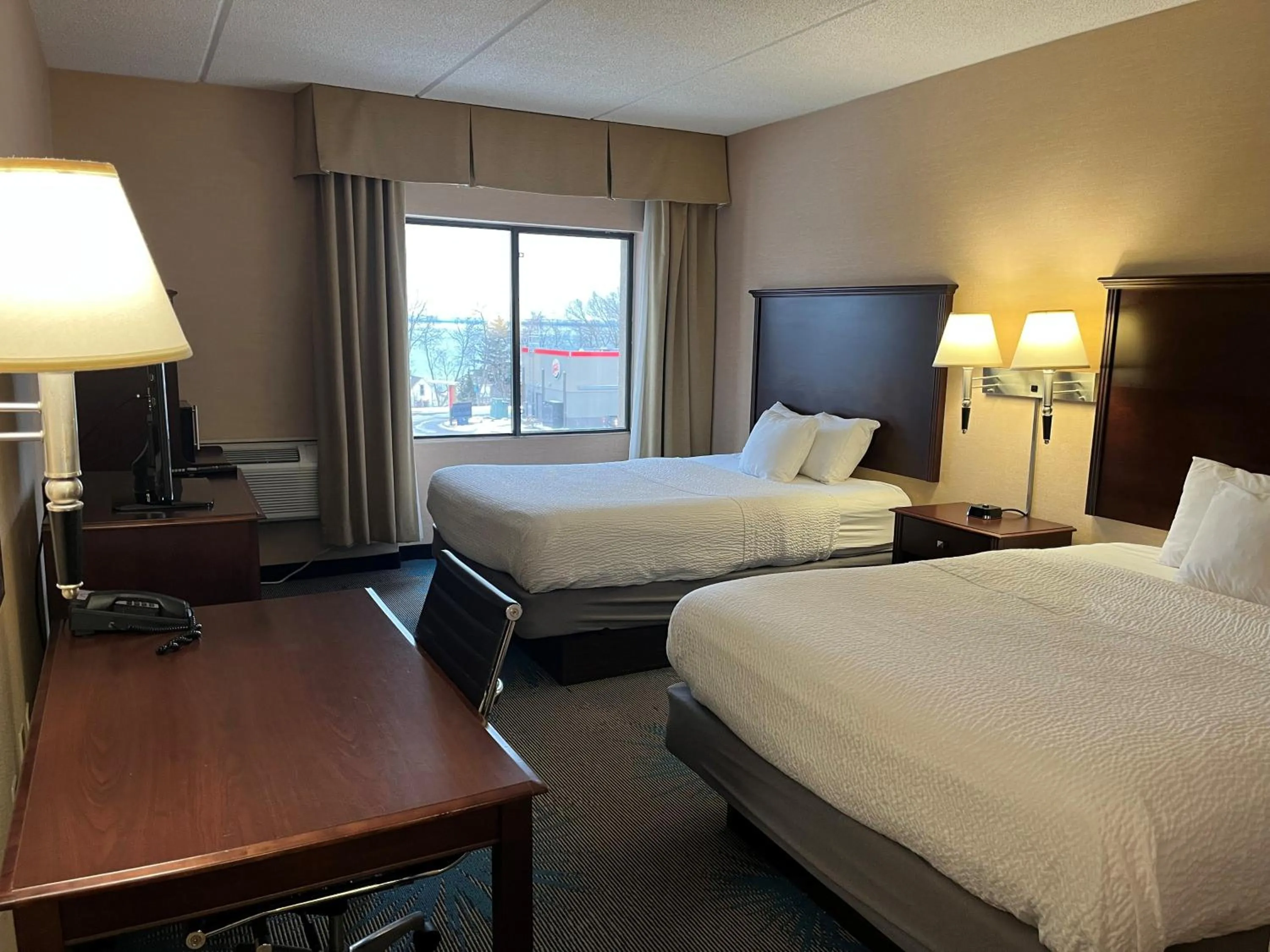 Guests, Bed in Days Inn by Wyndham Duluth Lakewalk