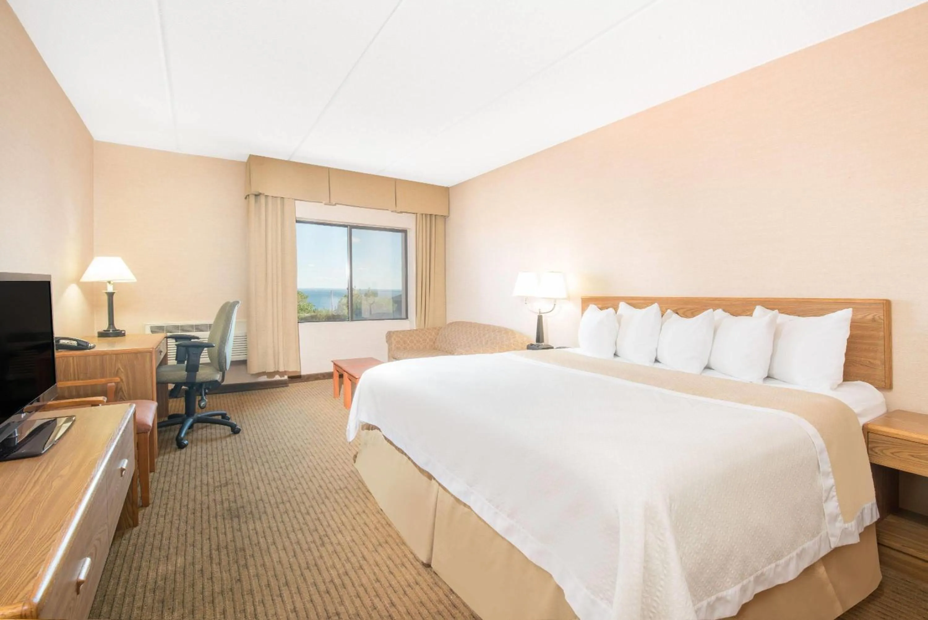 Photo of the whole room, Bed in Days Inn by Wyndham Duluth Lakewalk