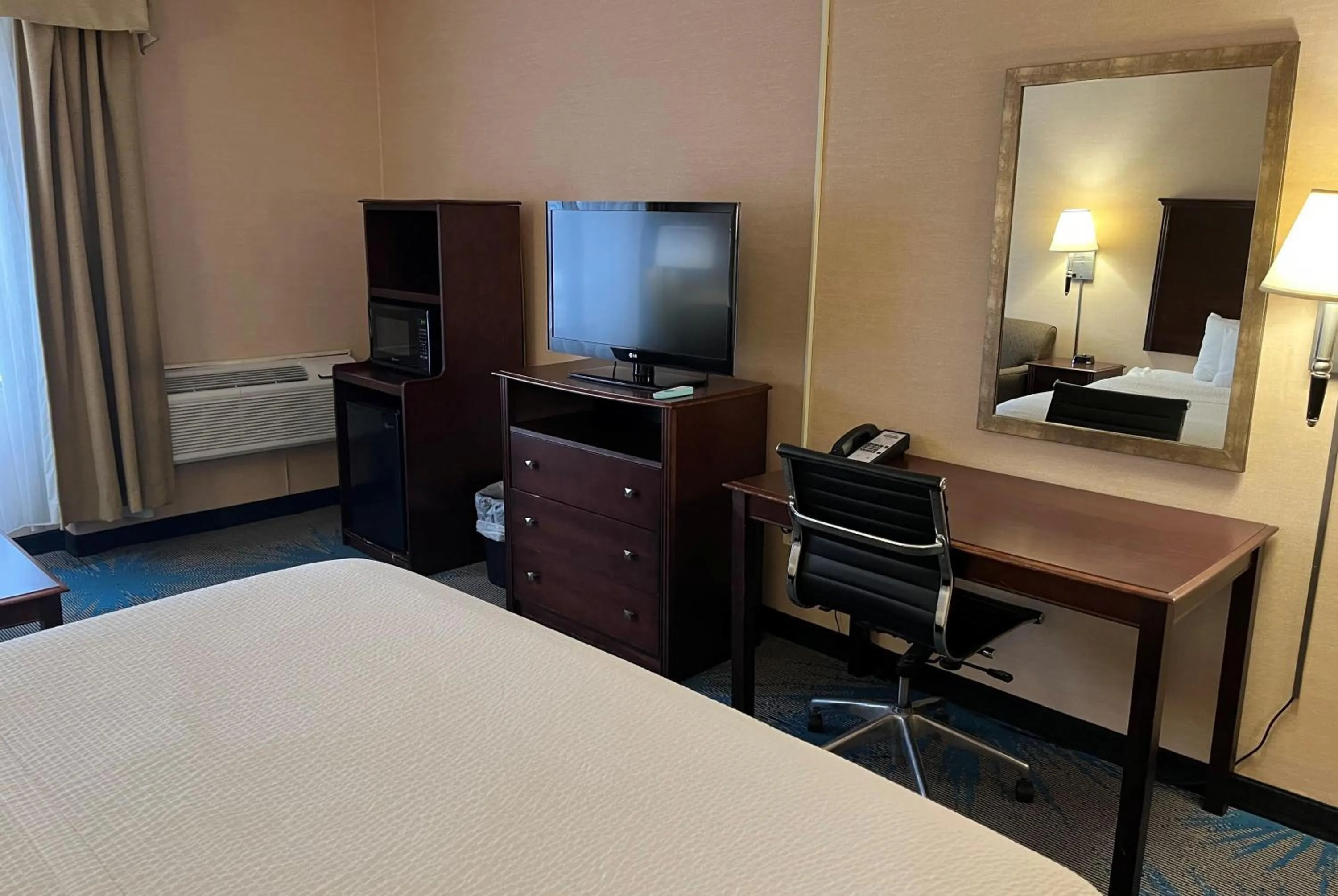 Photo of the whole room, Bed in Days Inn by Wyndham Duluth Lakewalk