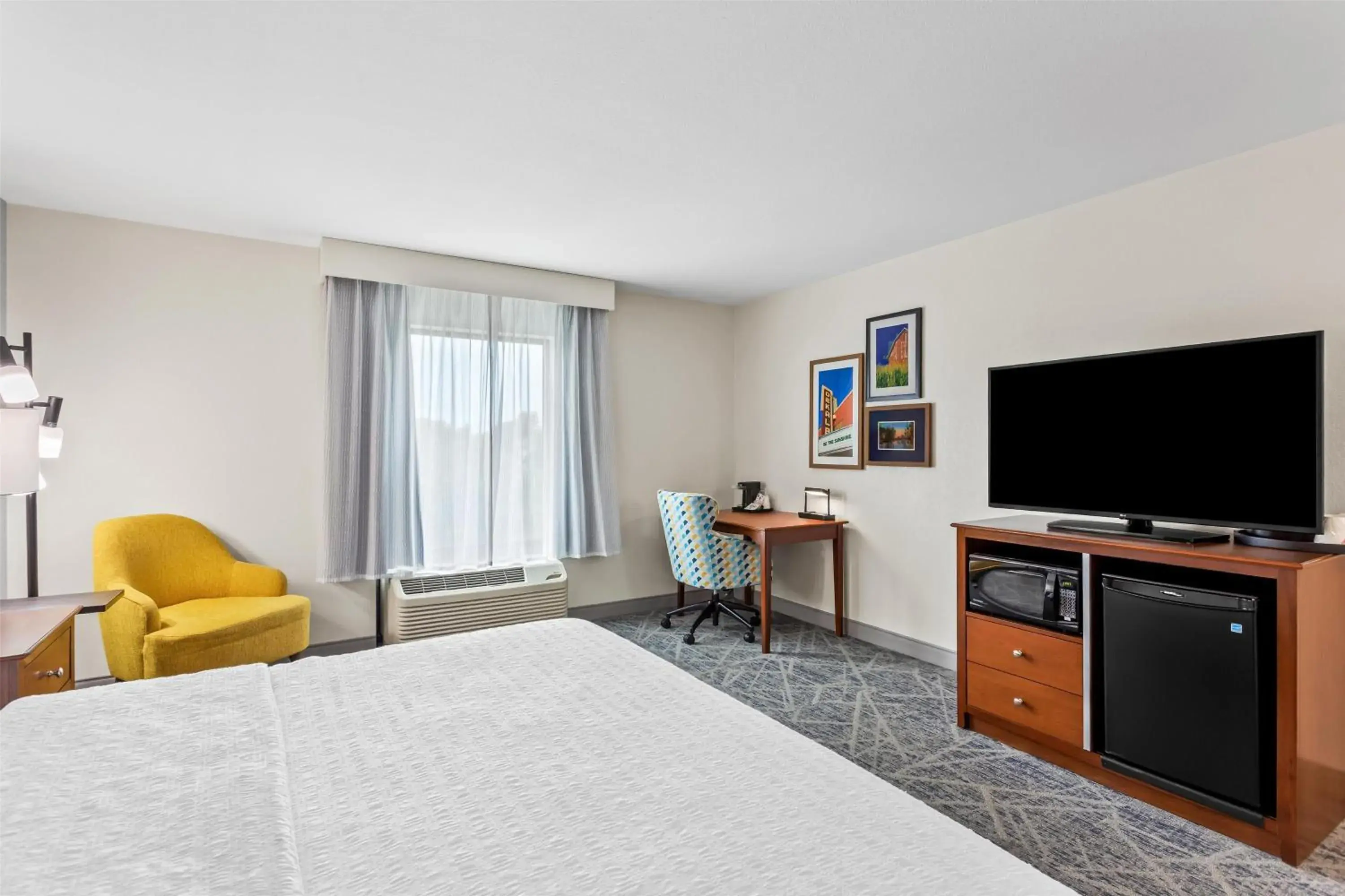 King Room - Mobility Access/Non-Smoking in Hampton Inn Dekalb - Near the University King Room - Mobility Access/Non-Smoking in Hampton Inn Dekalb - Near the University