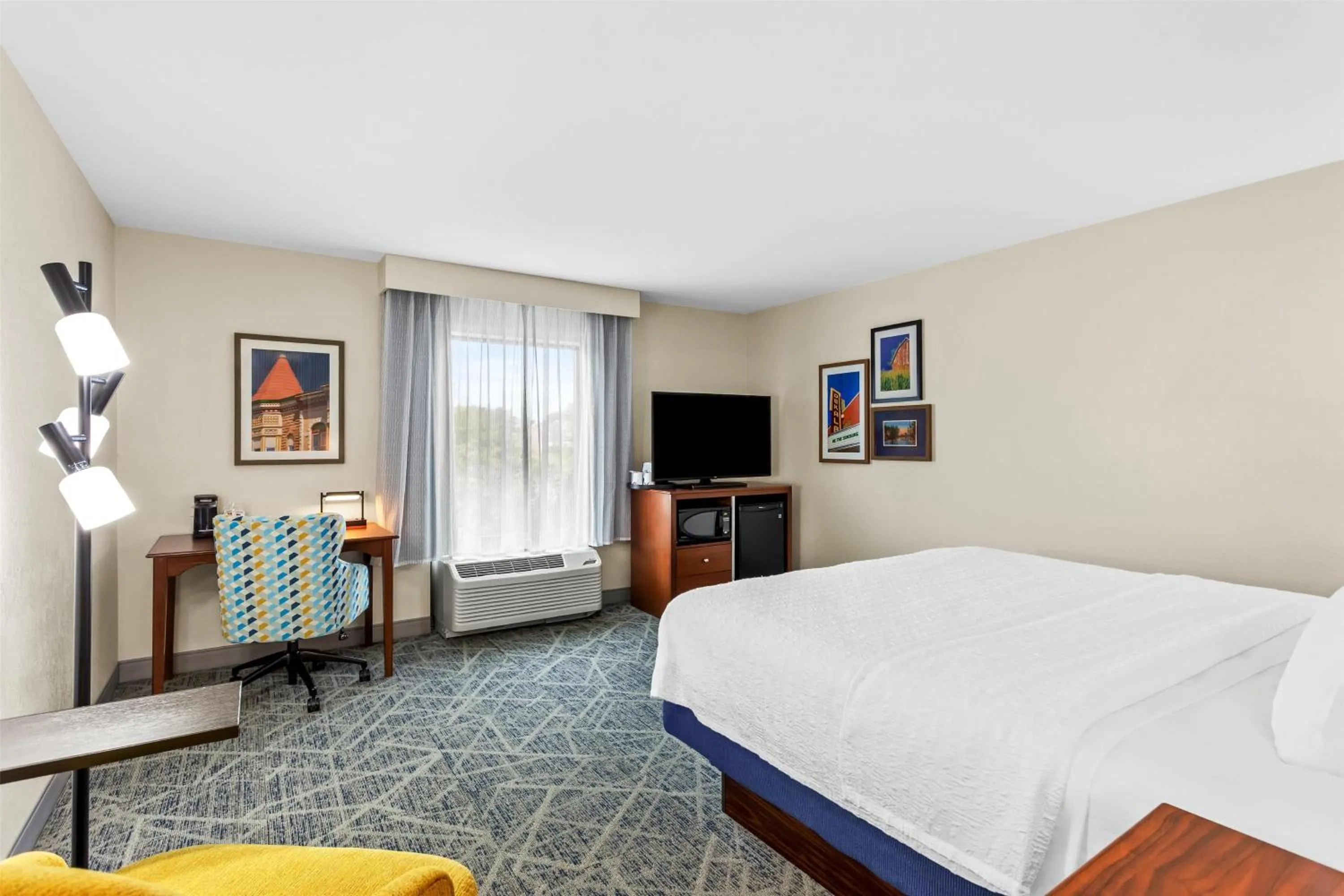 Bed in Hampton Inn Dekalb - Near the University