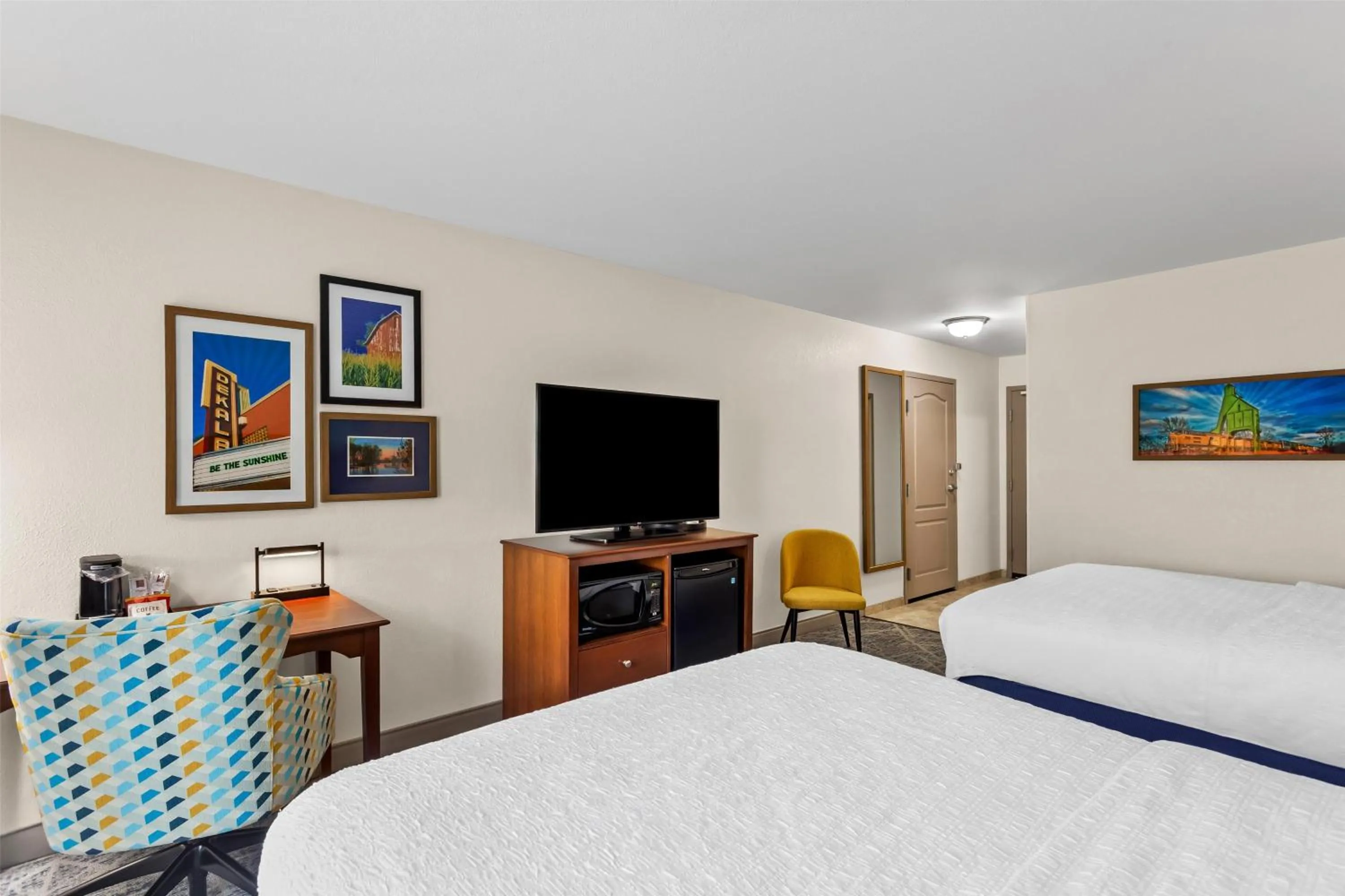 Bedroom, Bed in Hampton Inn Dekalb - Near the University