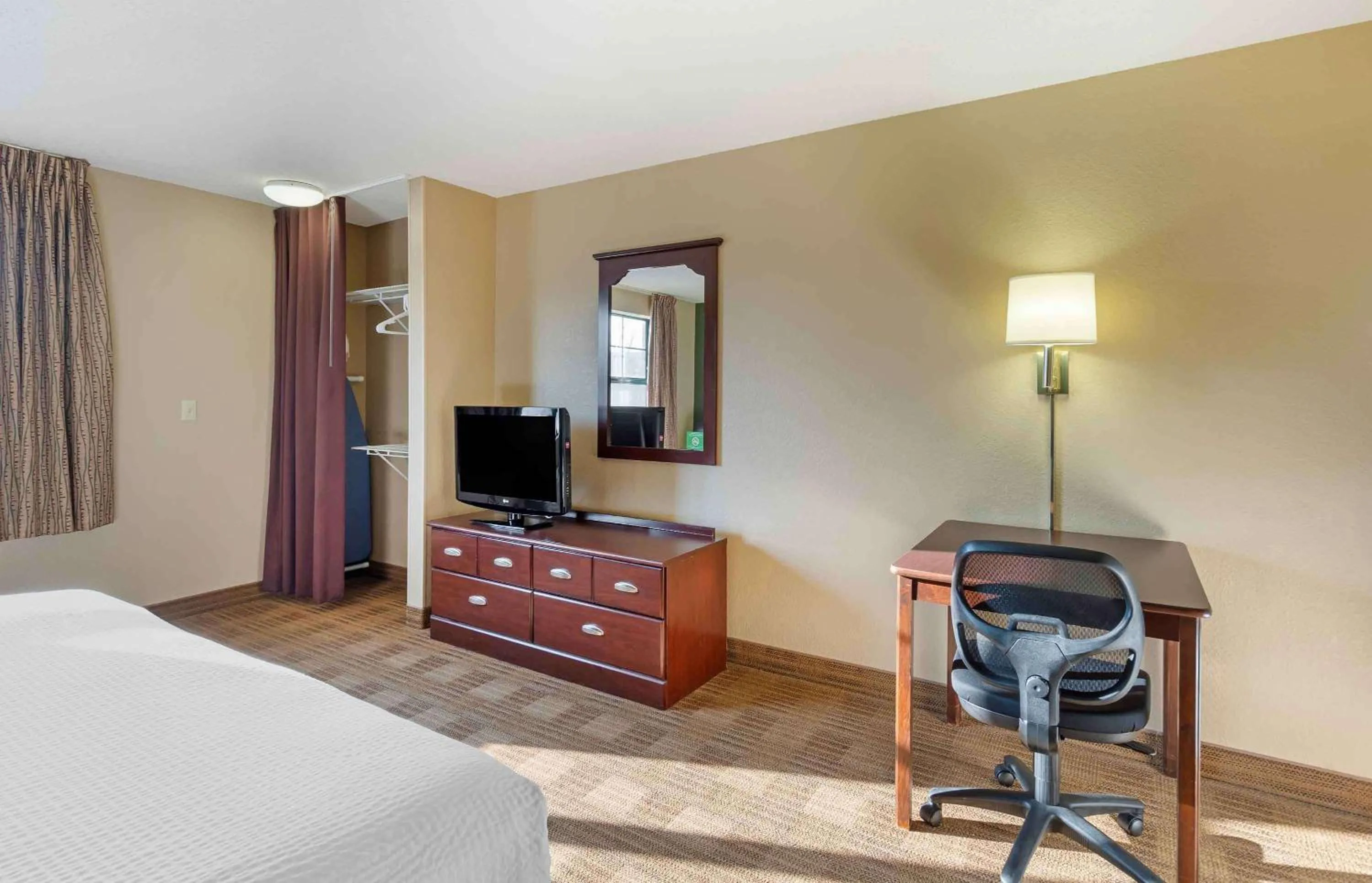 Bedroom, Bed in Extended Stay America Suites - Chicago - Vernon Hills - Lake Forest