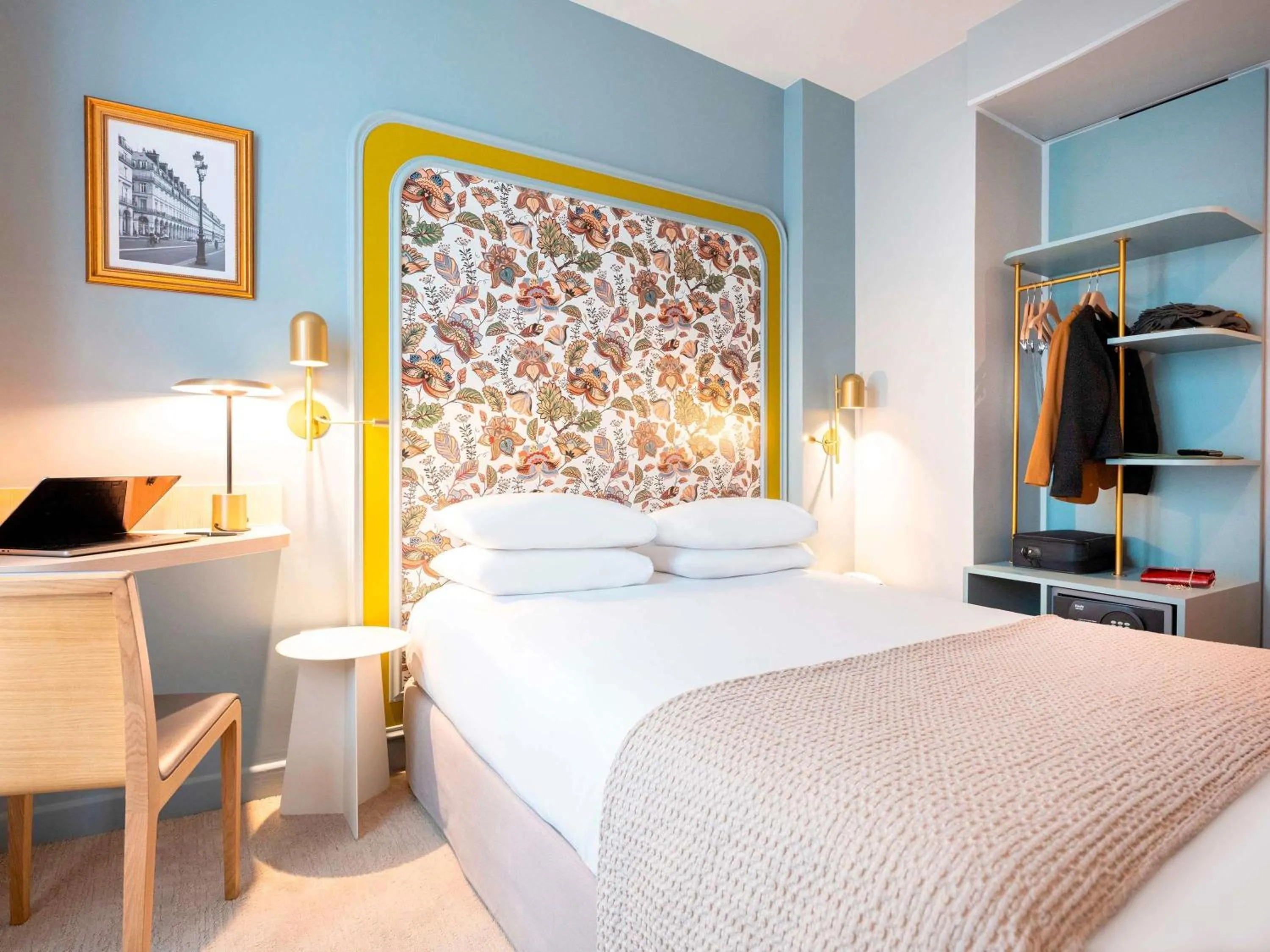 Bedroom, Bed in Mercure Paris Notre Dame Saint Germain des Prés