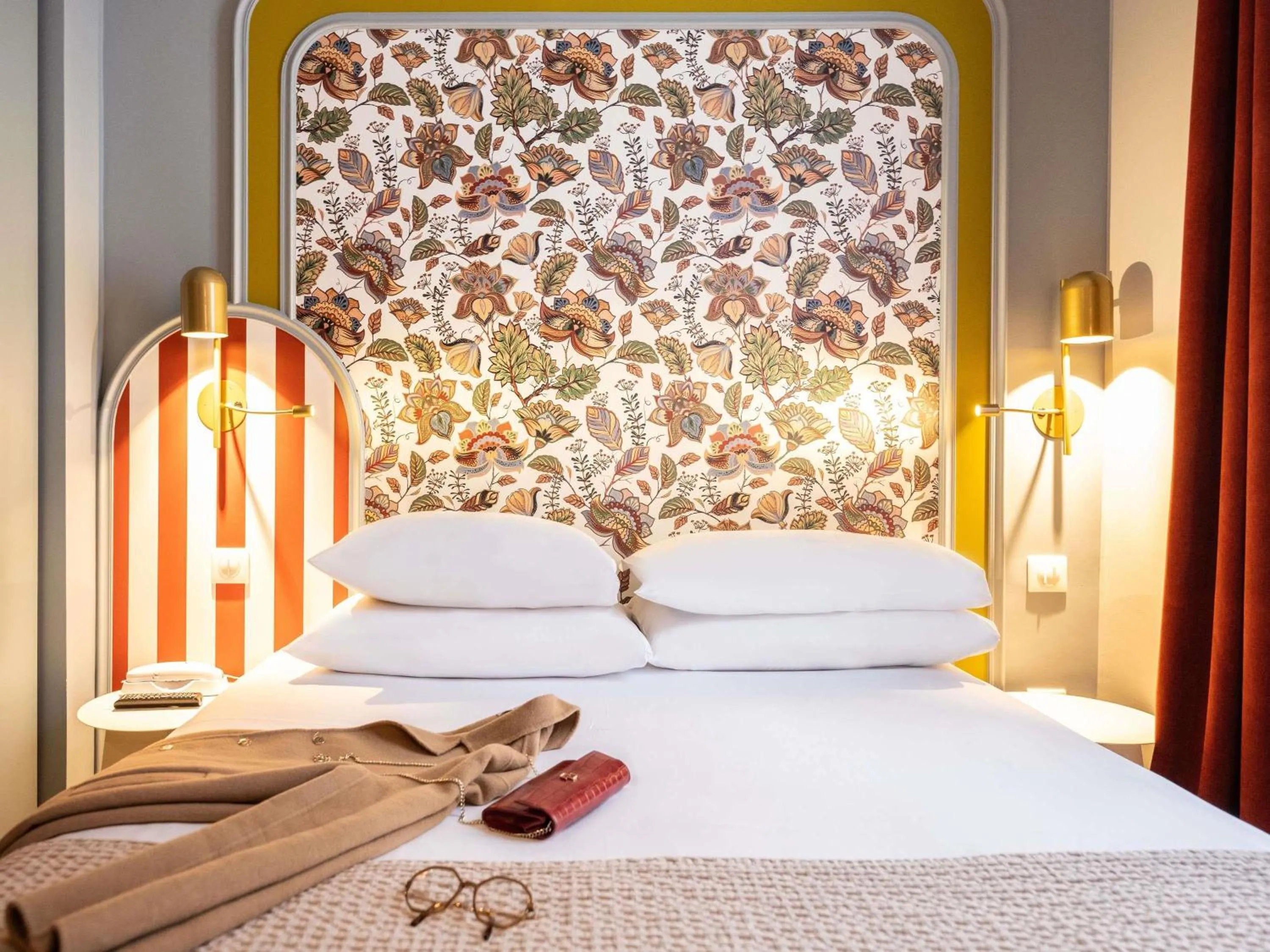 Bedroom, Bed in Mercure Paris Notre Dame Saint Germain des Prés