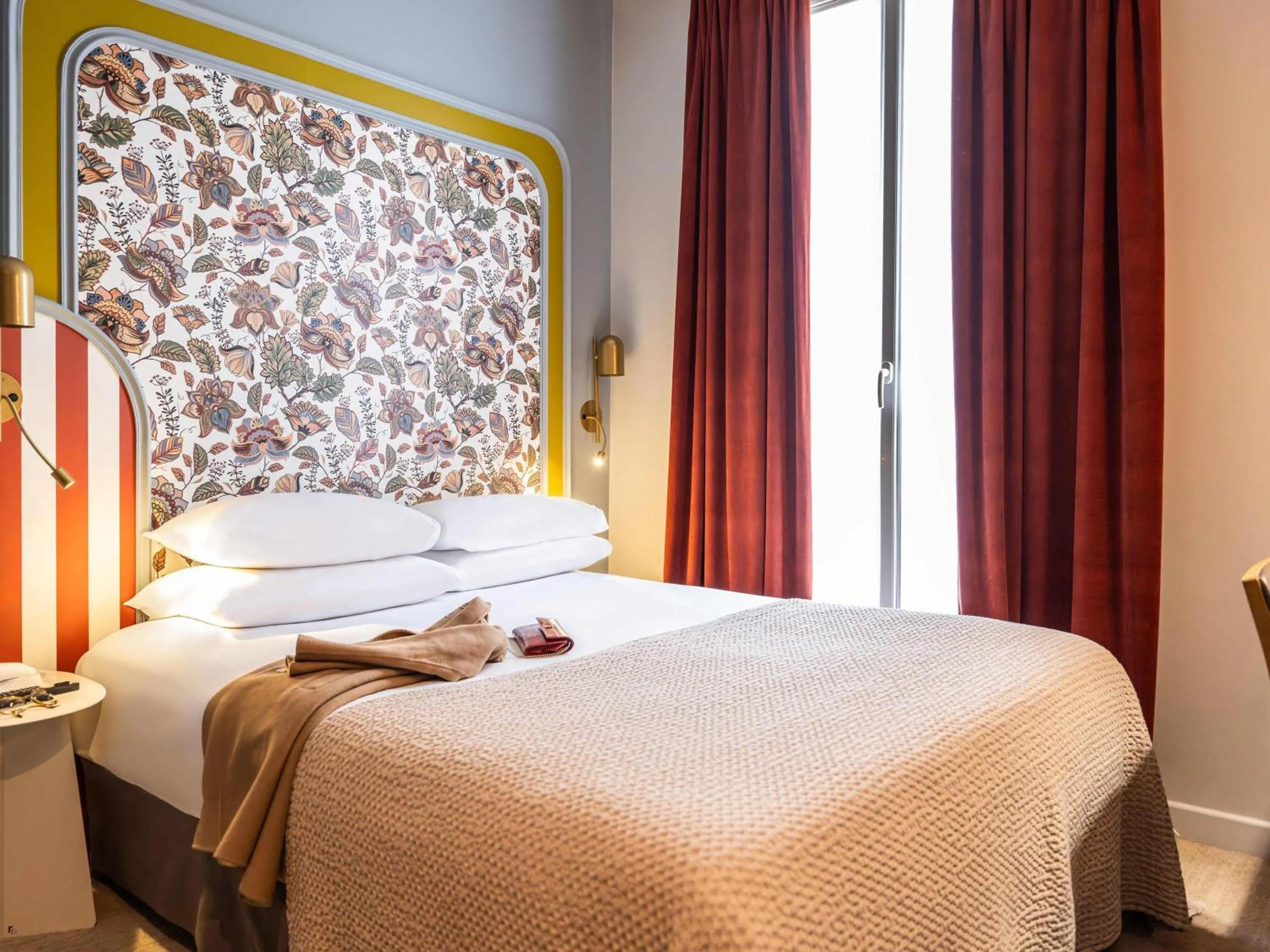 Bedroom, Bed in Mercure Paris Notre Dame Saint Germain des Prés