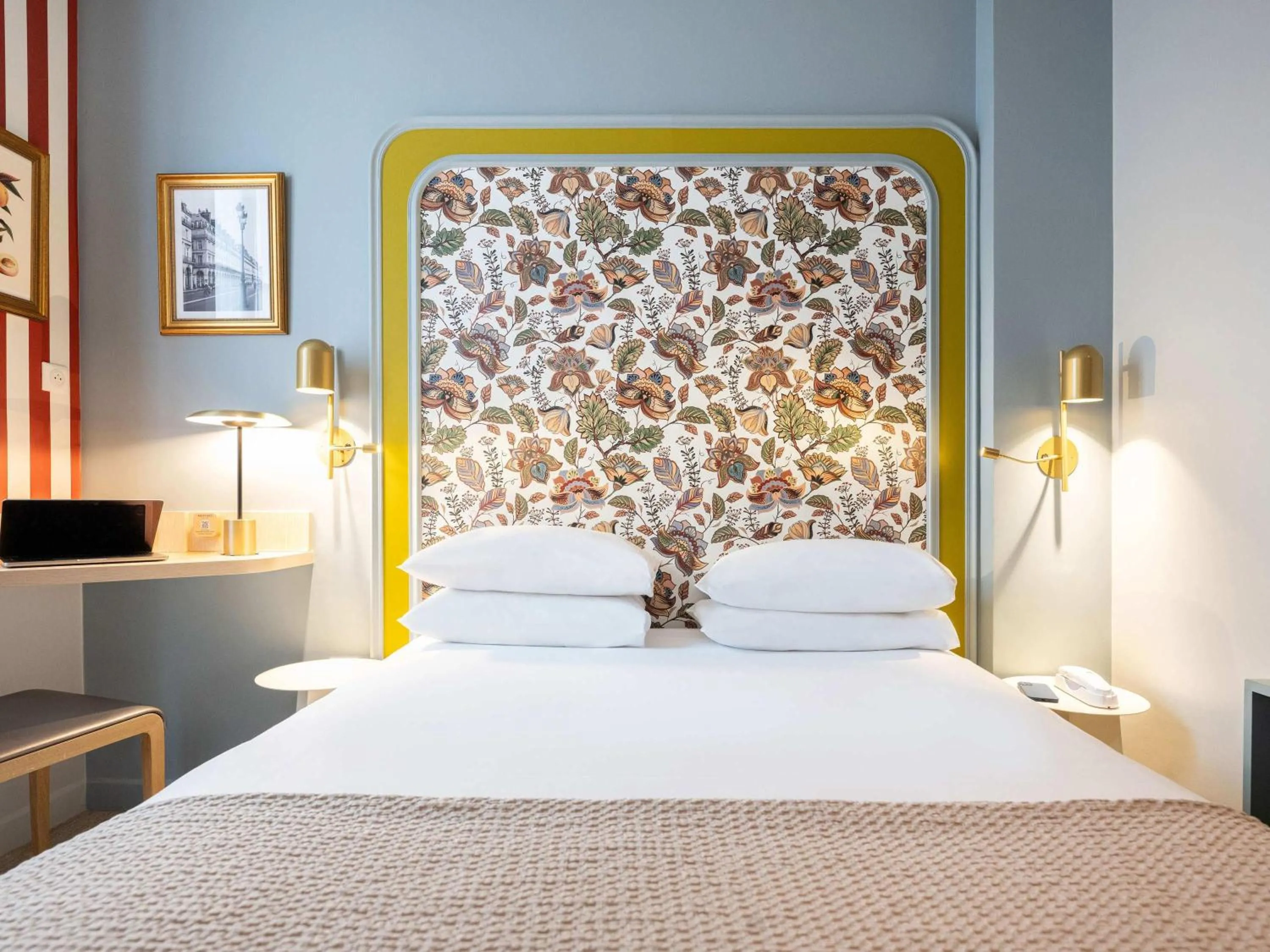 Bedroom, Bed in Mercure Paris Notre Dame Saint Germain des Prés