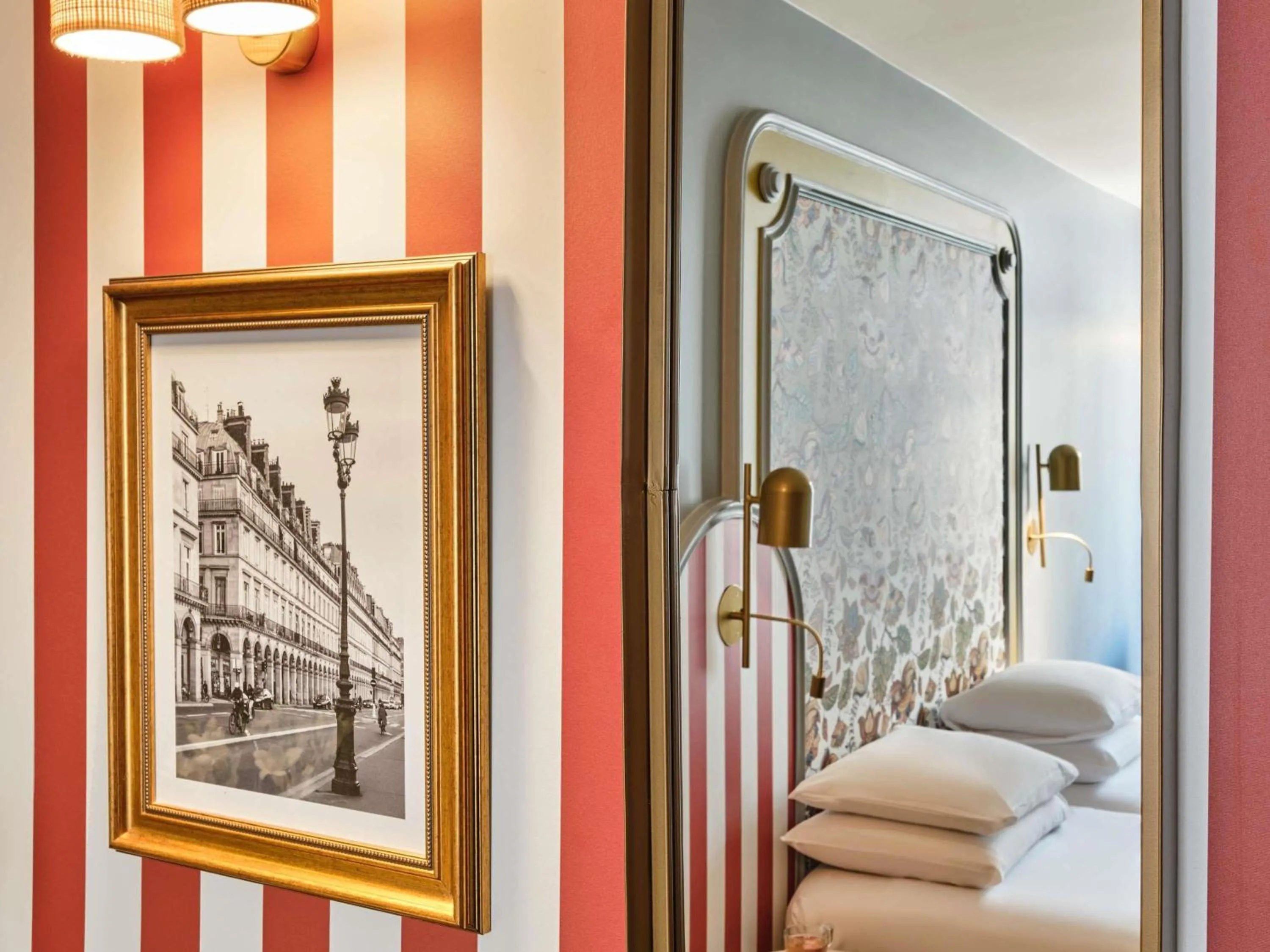 Bedroom, Bed in Mercure Paris Notre Dame Saint Germain des Prés