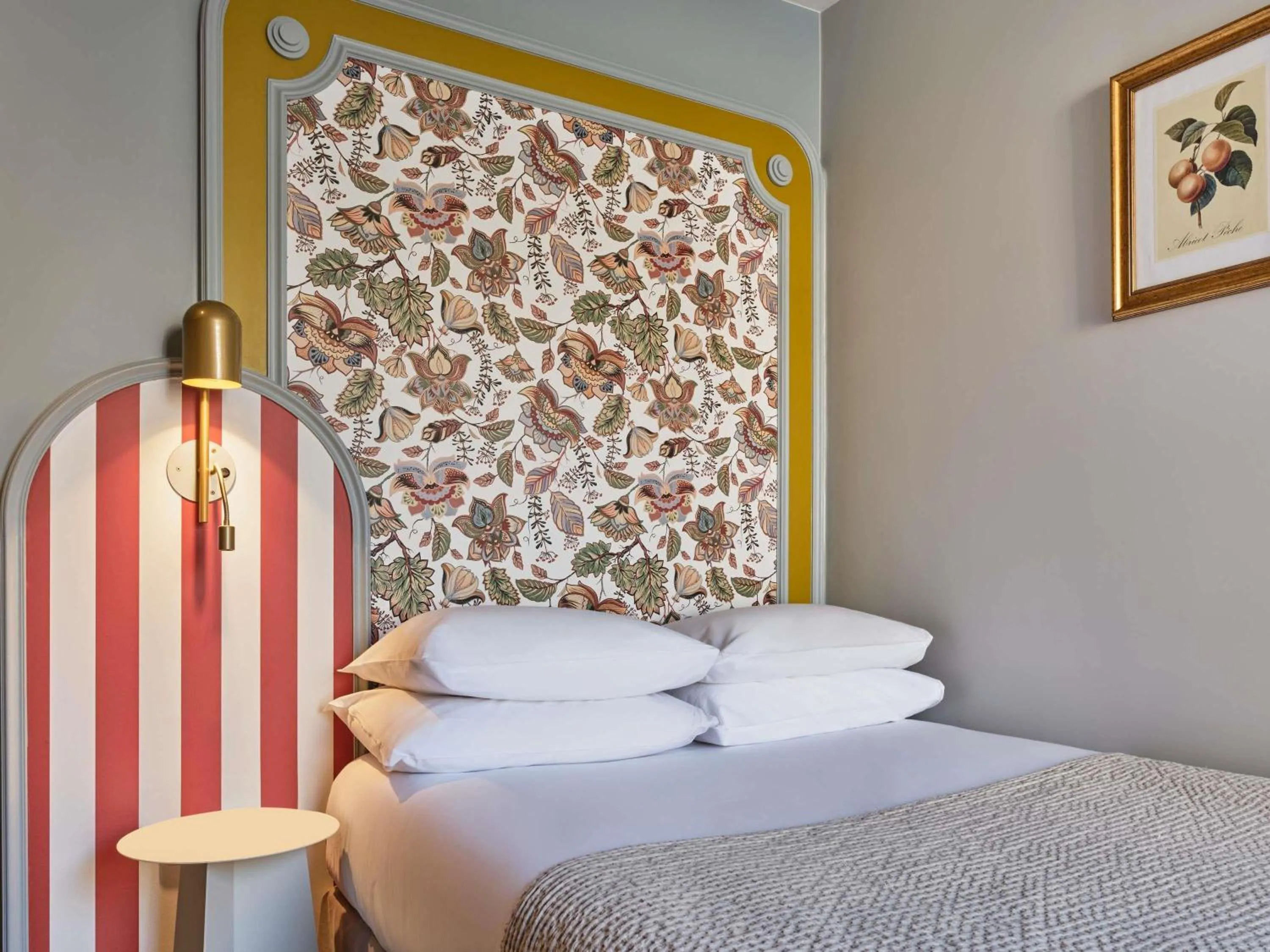 Bedroom, Bed in Mercure Paris Notre Dame Saint Germain des Prés