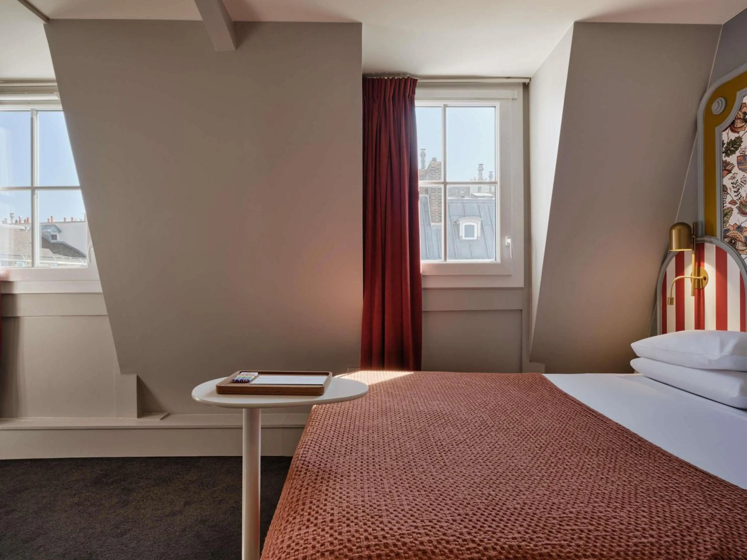 Bedroom, Bed in Mercure Paris Notre Dame Saint Germain des Prés