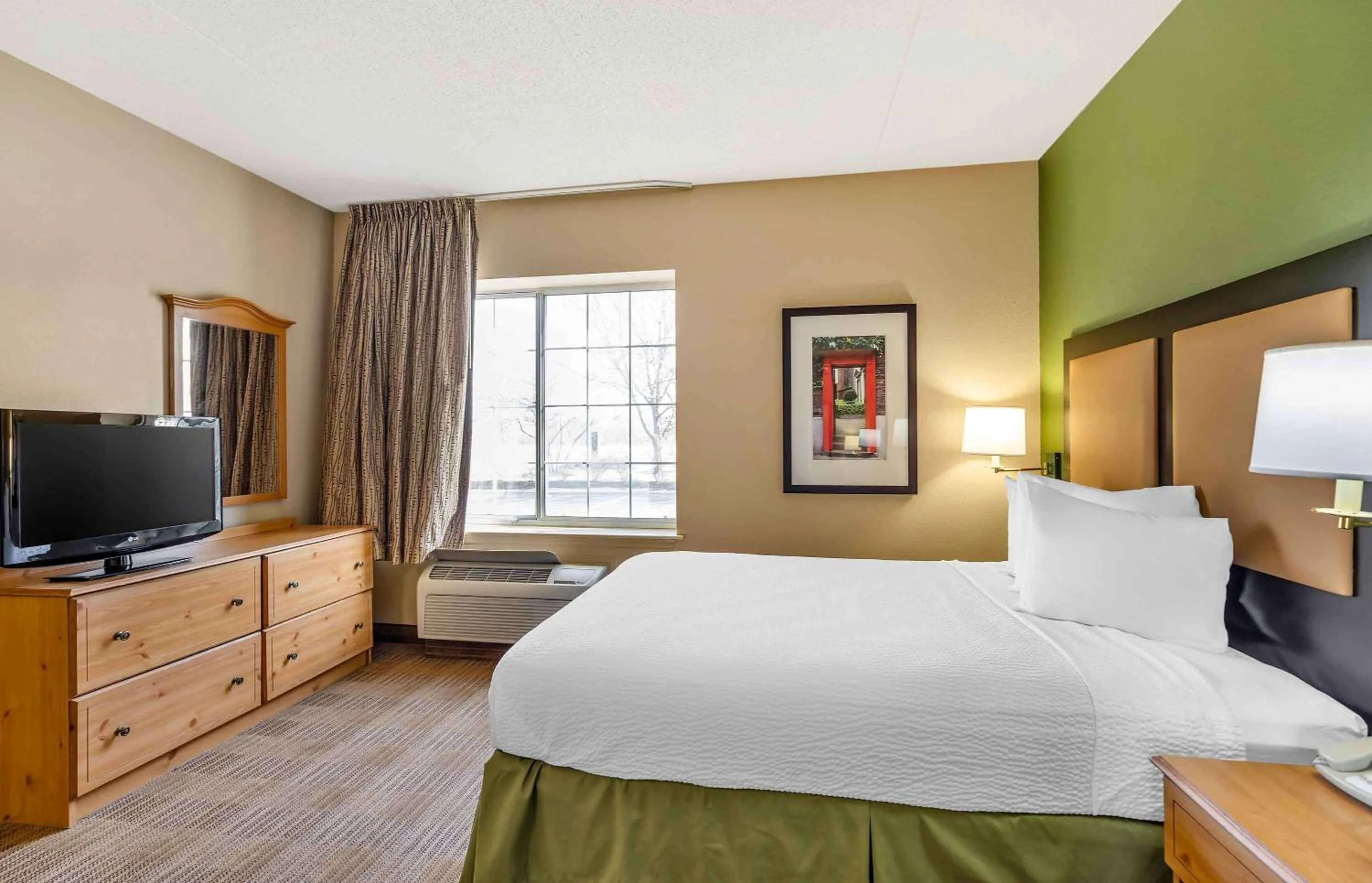 Bedroom, Bed in Extended Stay America Select Suites - Chicago - Vernon Hills - Lincolnshire
