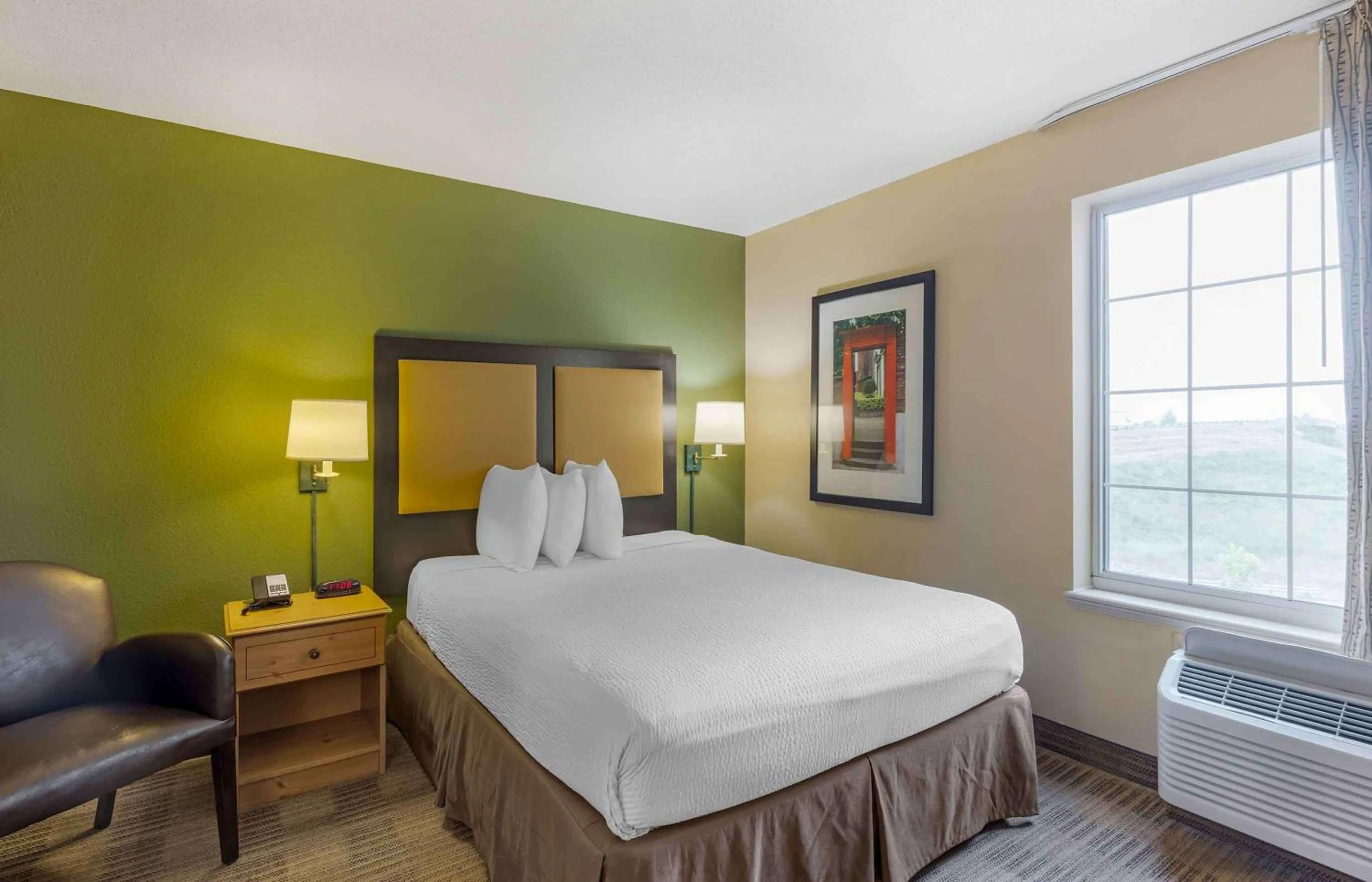Bedroom, Bed in Extended Stay America Select Suites - Chicago - Vernon Hills - Lincolnshire