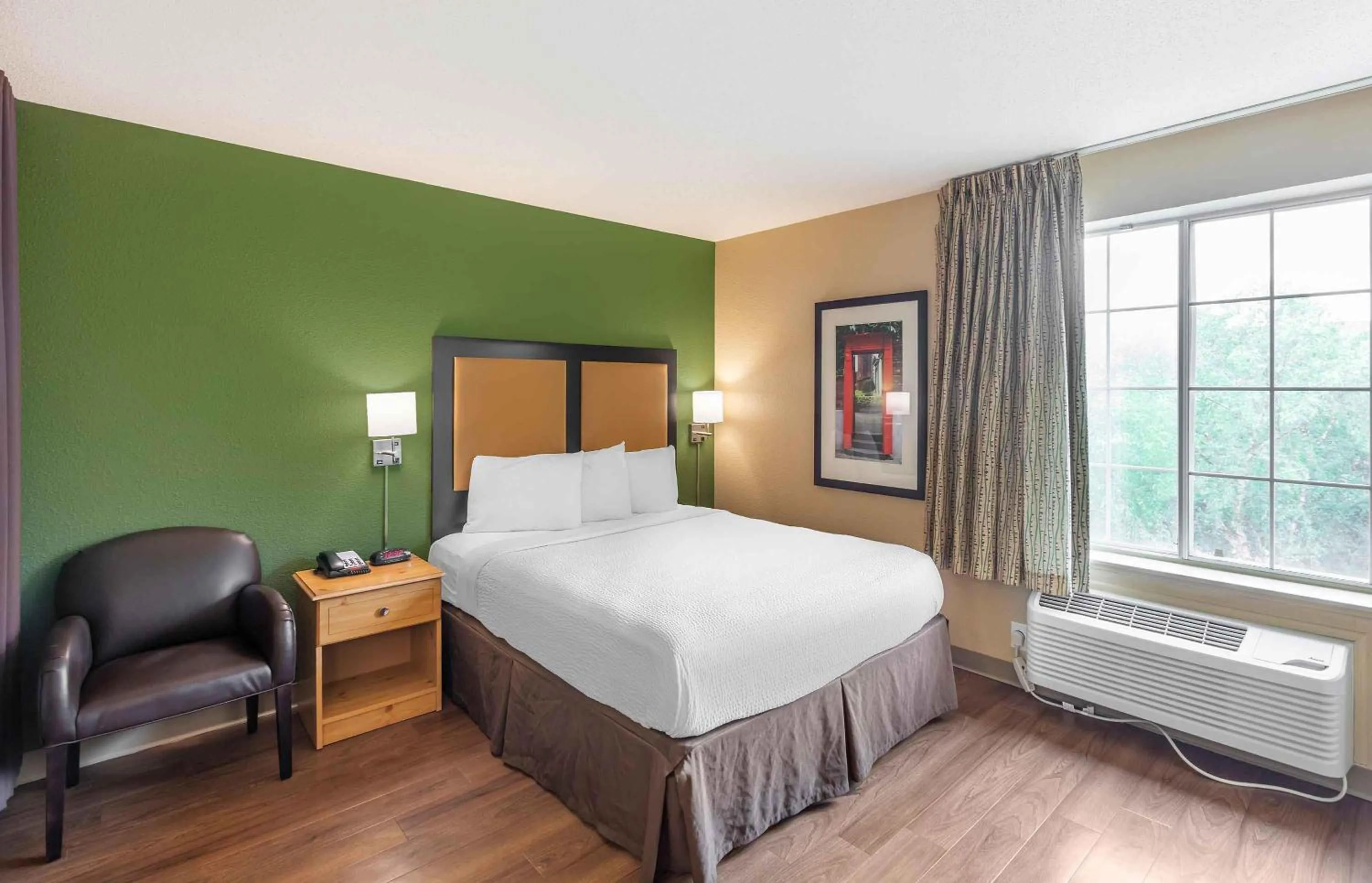 Bedroom, Bed in Extended Stay America Suites - Milwaukee - Brookfield