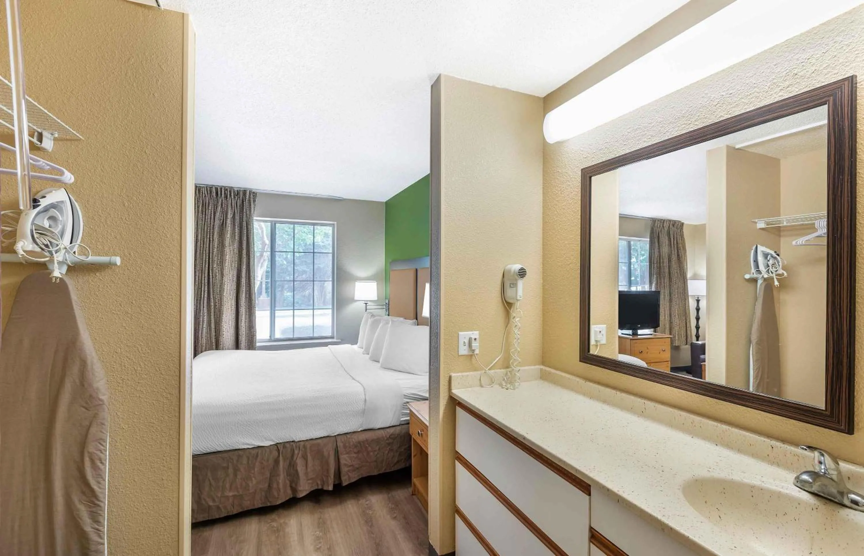 Bathroom, Bed in Extended Stay America Suites - Milwaukee - Brookfield