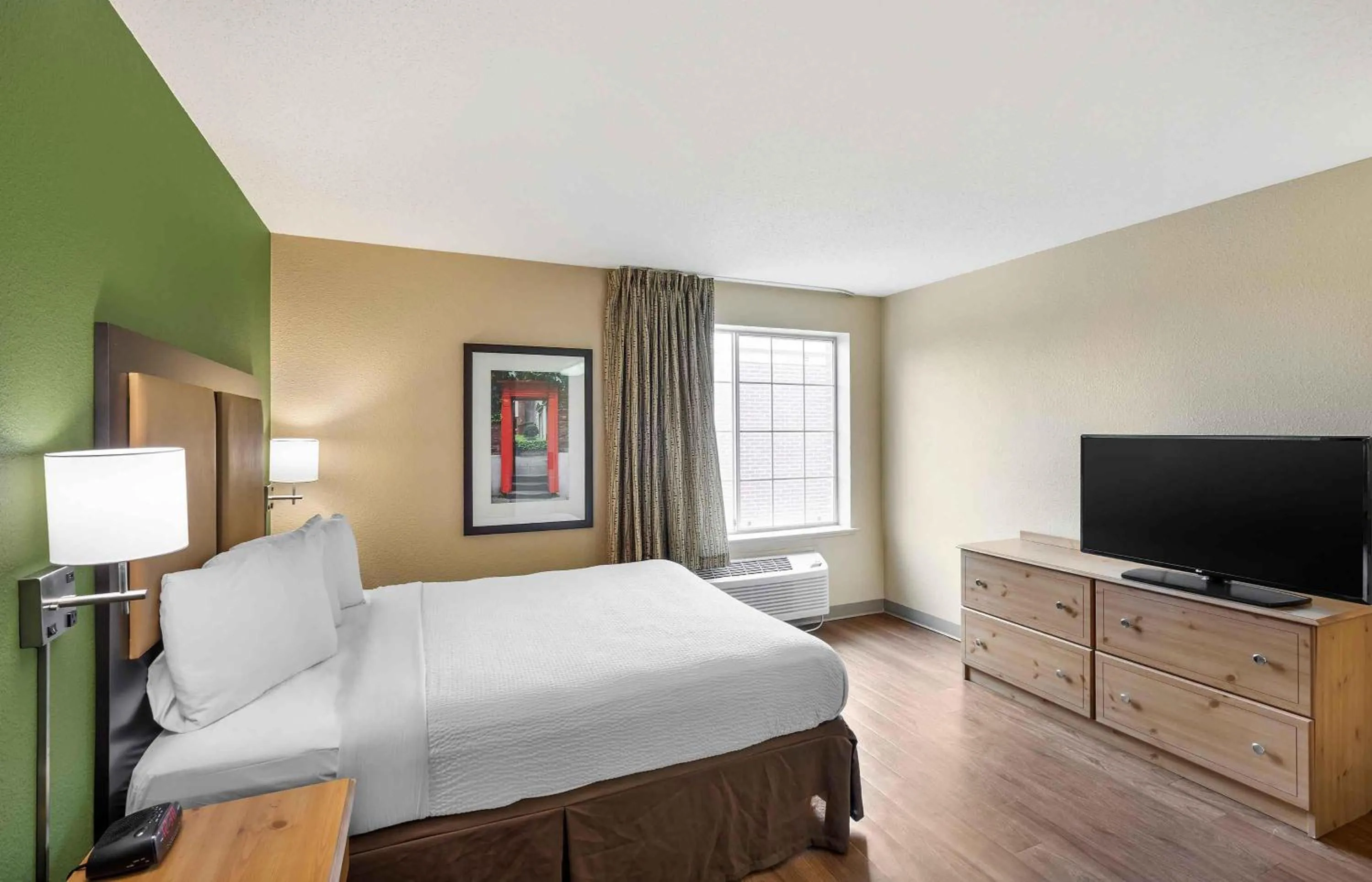 Bedroom, Bed in Extended Stay America Suites - Milwaukee - Brookfield