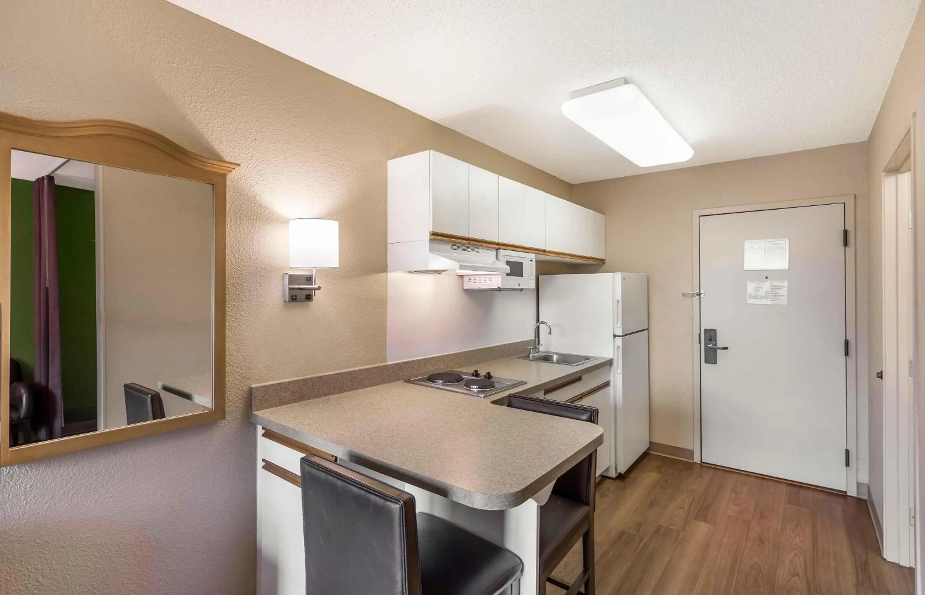 Kitchen or kitchenette in Extended Stay America Suites - Milwaukee - Brookfield