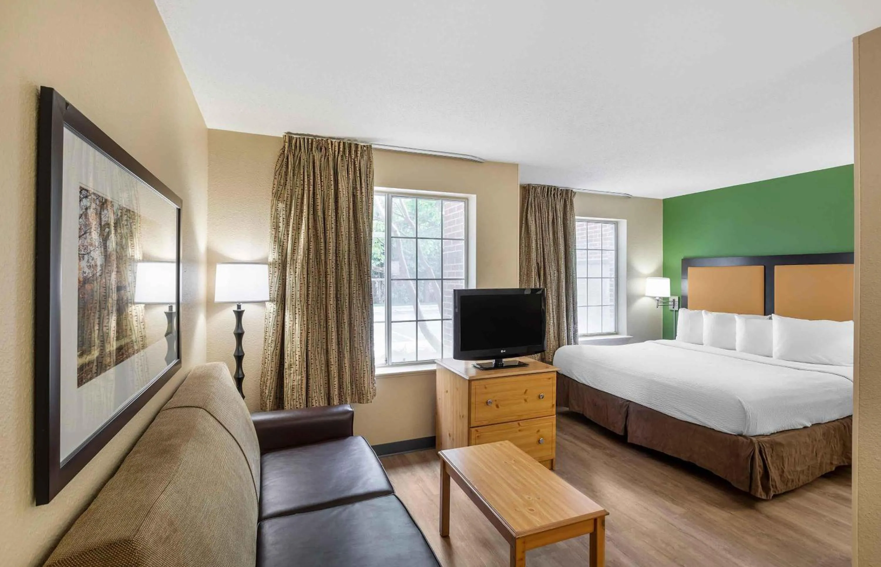 Bedroom, Bed in Extended Stay America Suites - Milwaukee - Brookfield