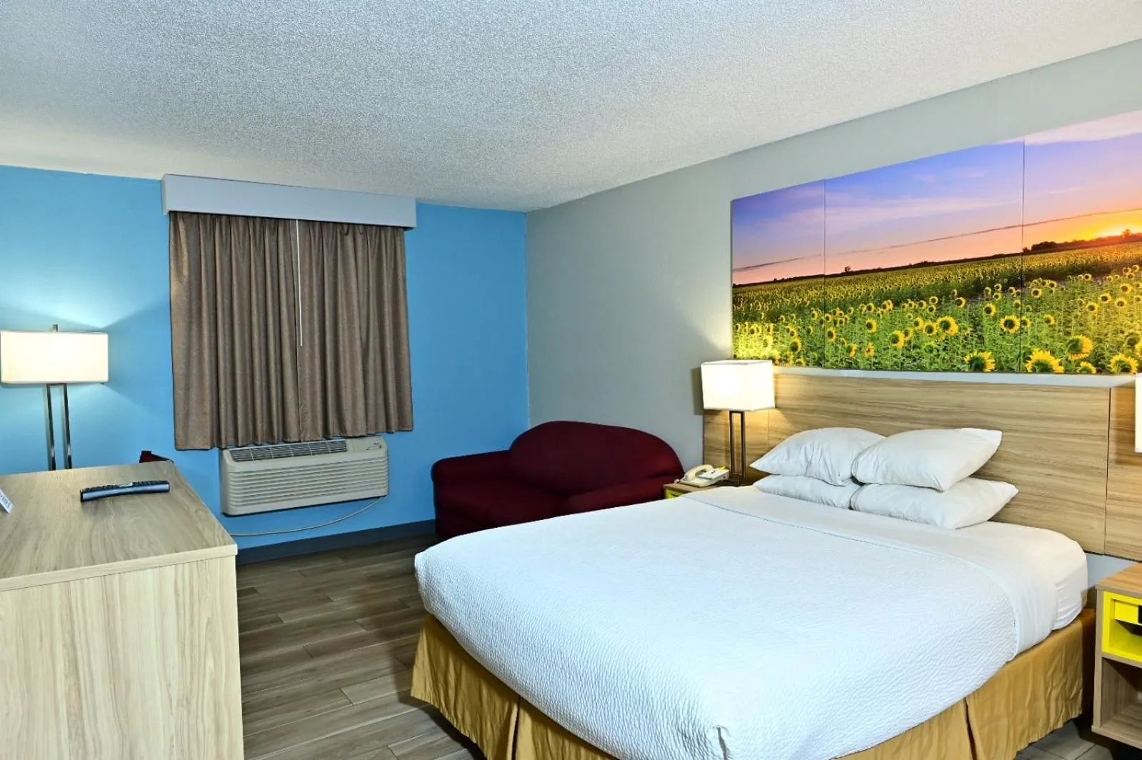 Bed in Days Inn by Wyndham Salina I-70