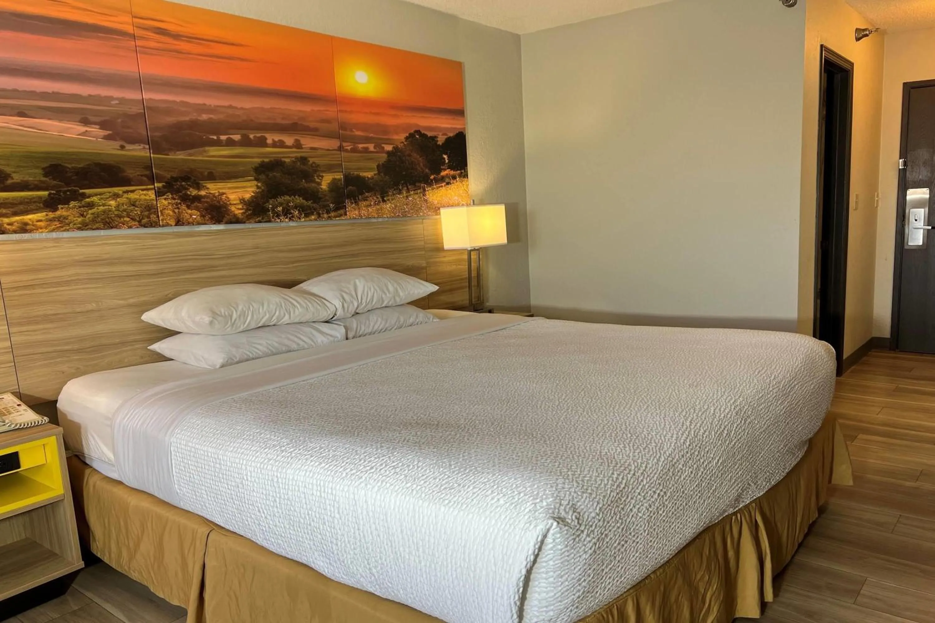 Photo of the whole room, Bed in Days Inn by Wyndham Salina I-70