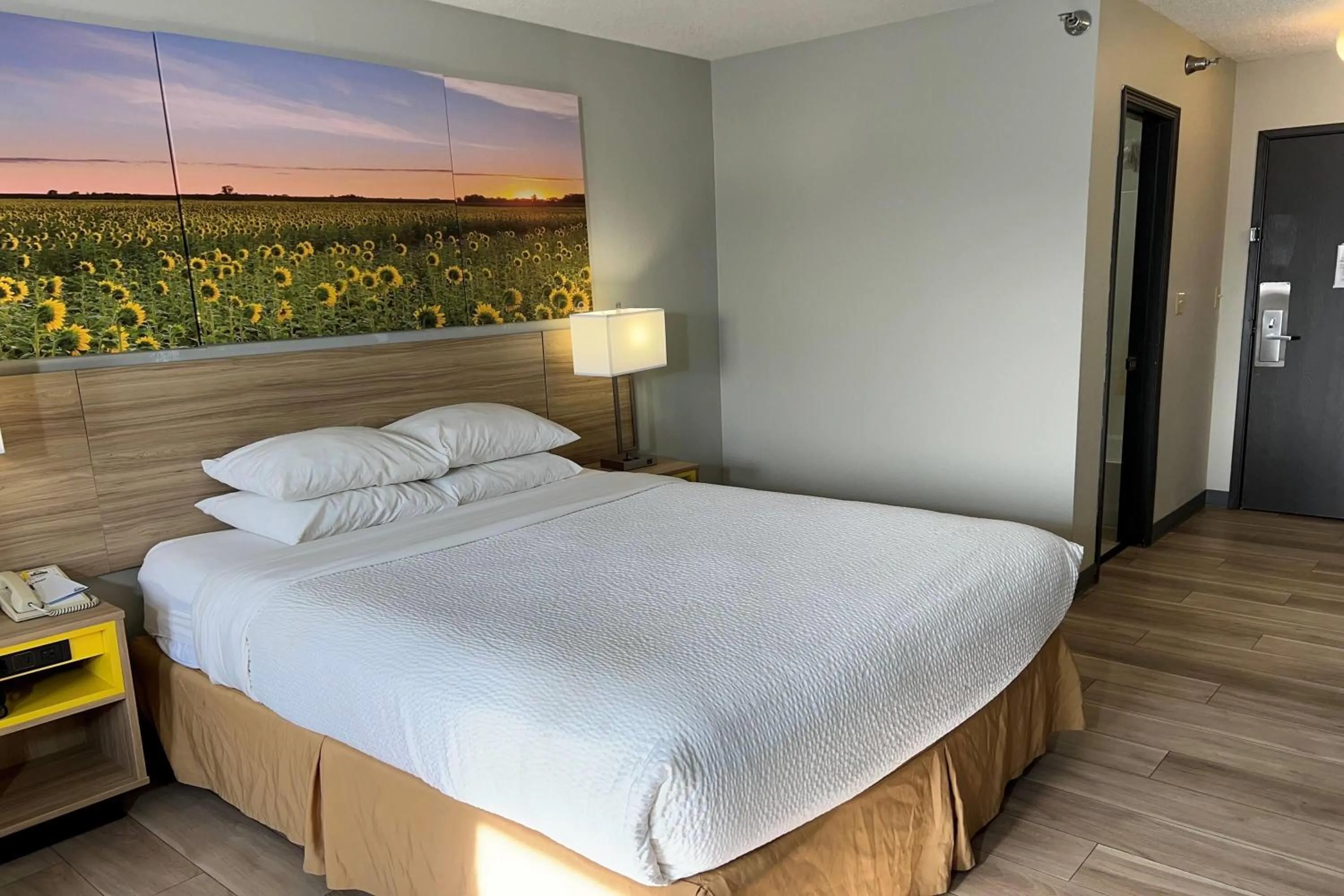 Photo of the whole room, Bed in Days Inn by Wyndham Salina I-70