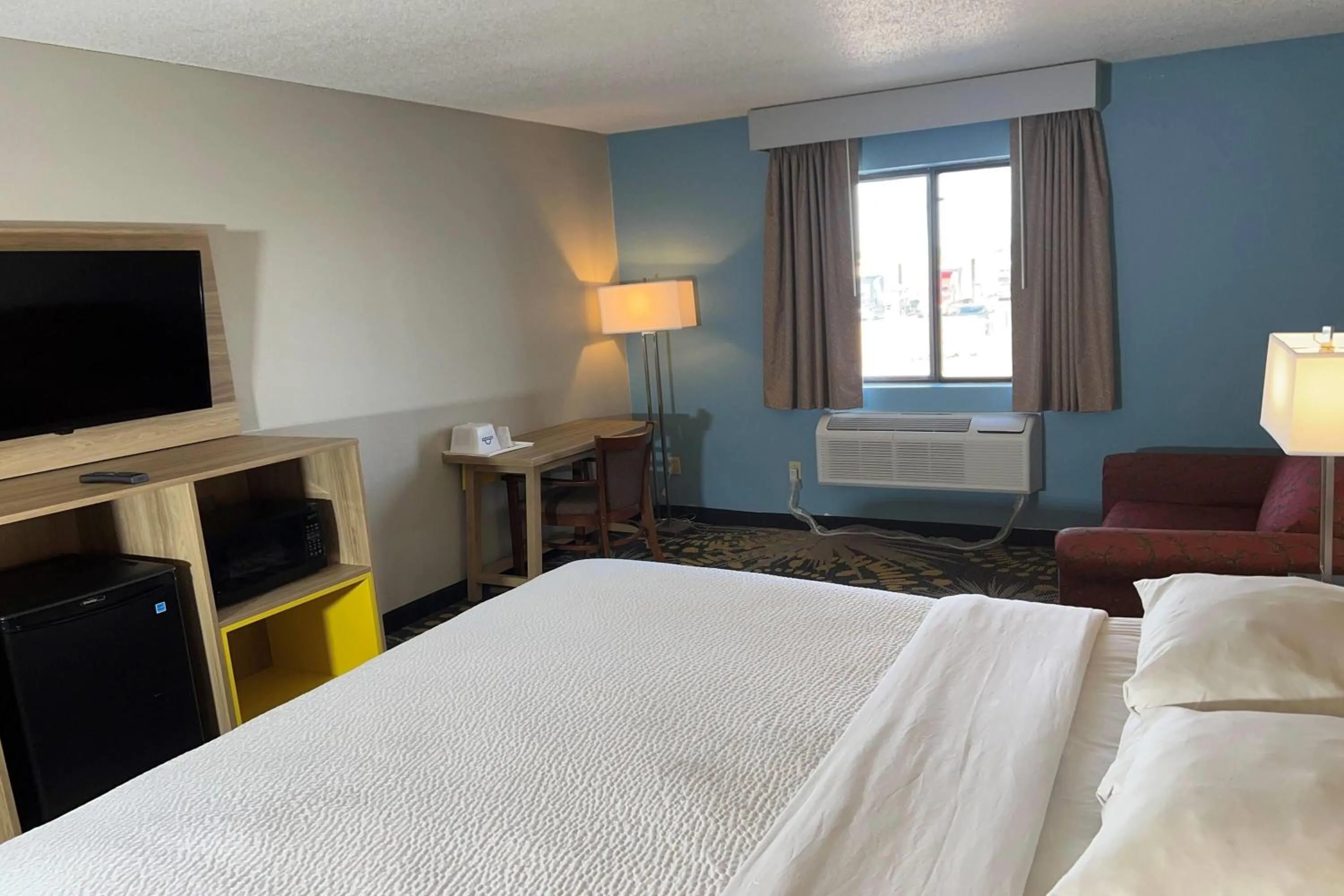 Photo of the whole room, Bed in Days Inn by Wyndham Salina I-70