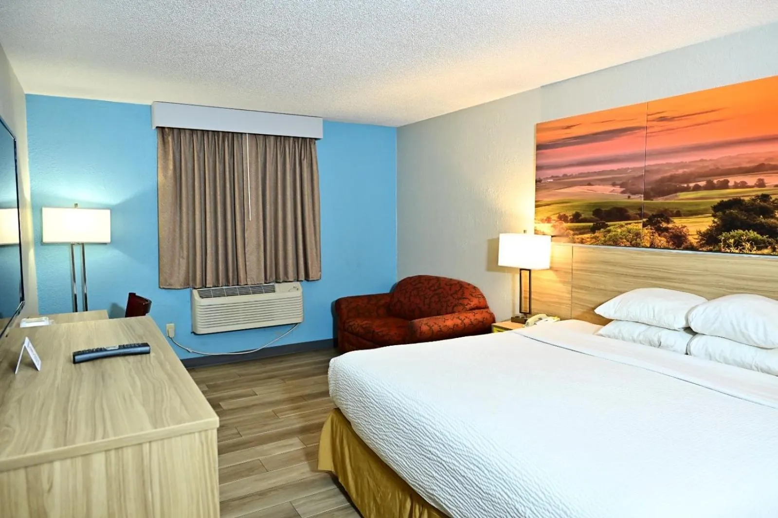Bed in Days Inn by Wyndham Salina I-70