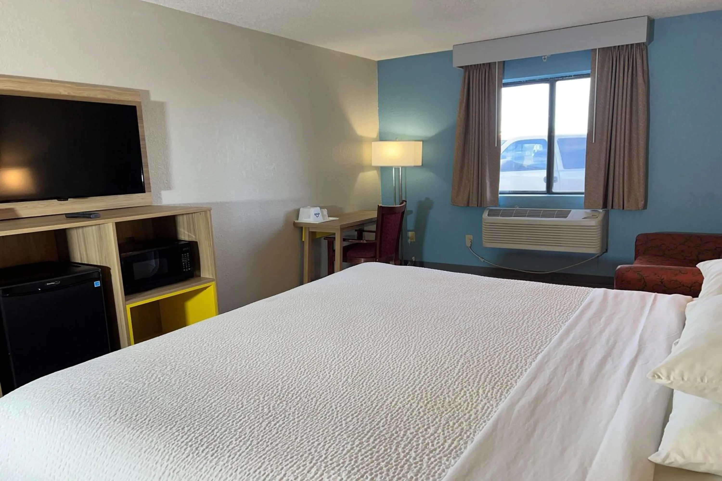 Photo of the whole room, Bed in Days Inn by Wyndham Salina I-70